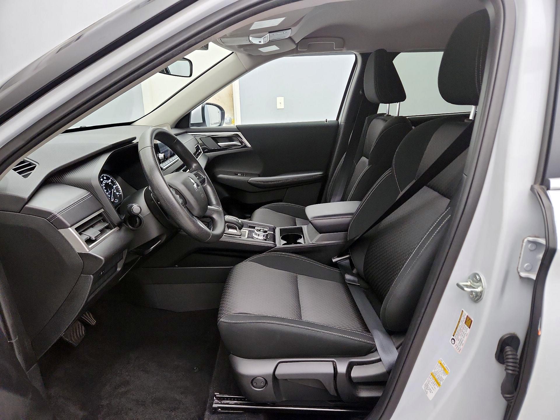 Thumbnail: 2024 Mitsubishi Outlander - 11