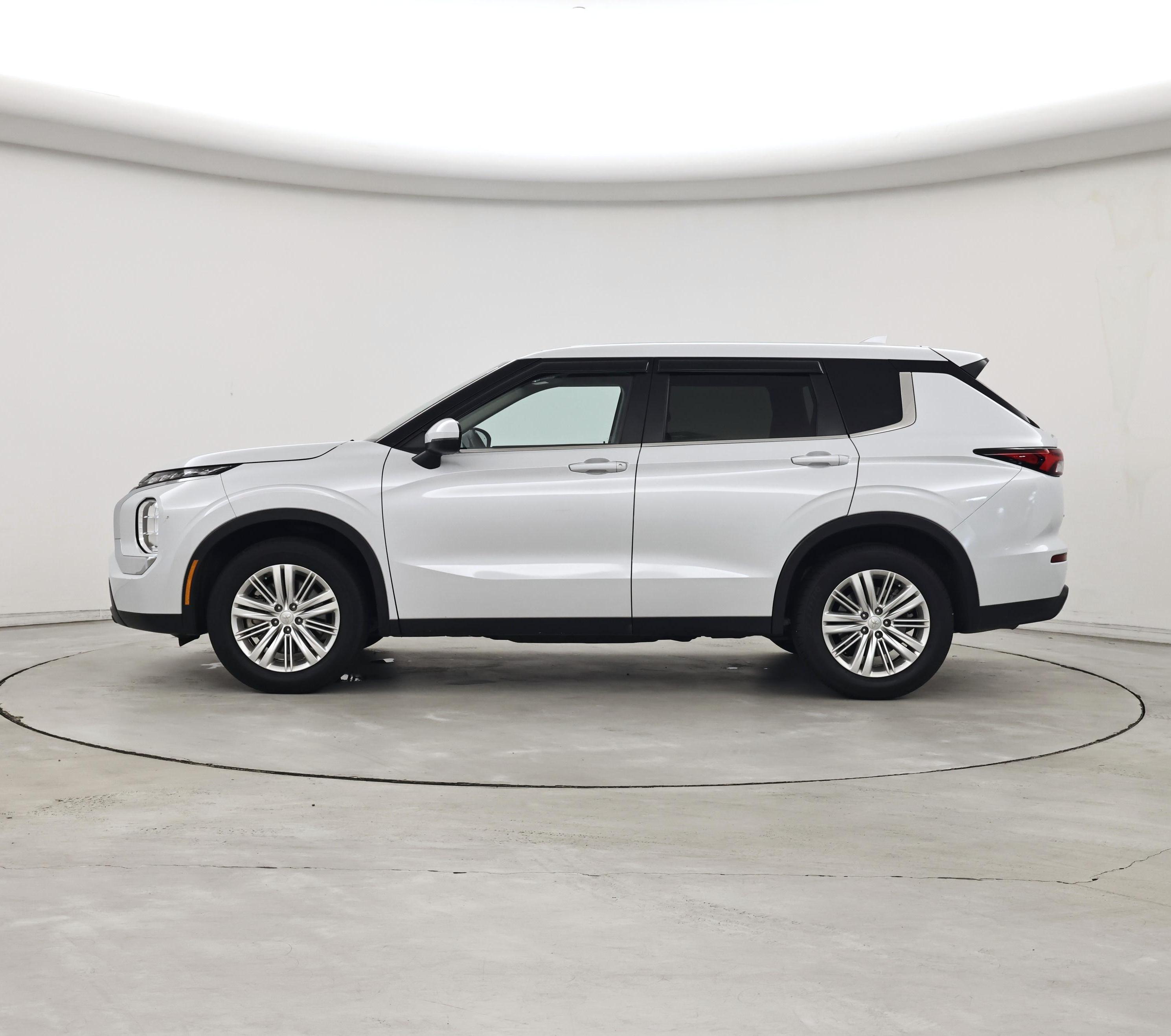 Thumbnail: 2024 Mitsubishi Outlander - 3