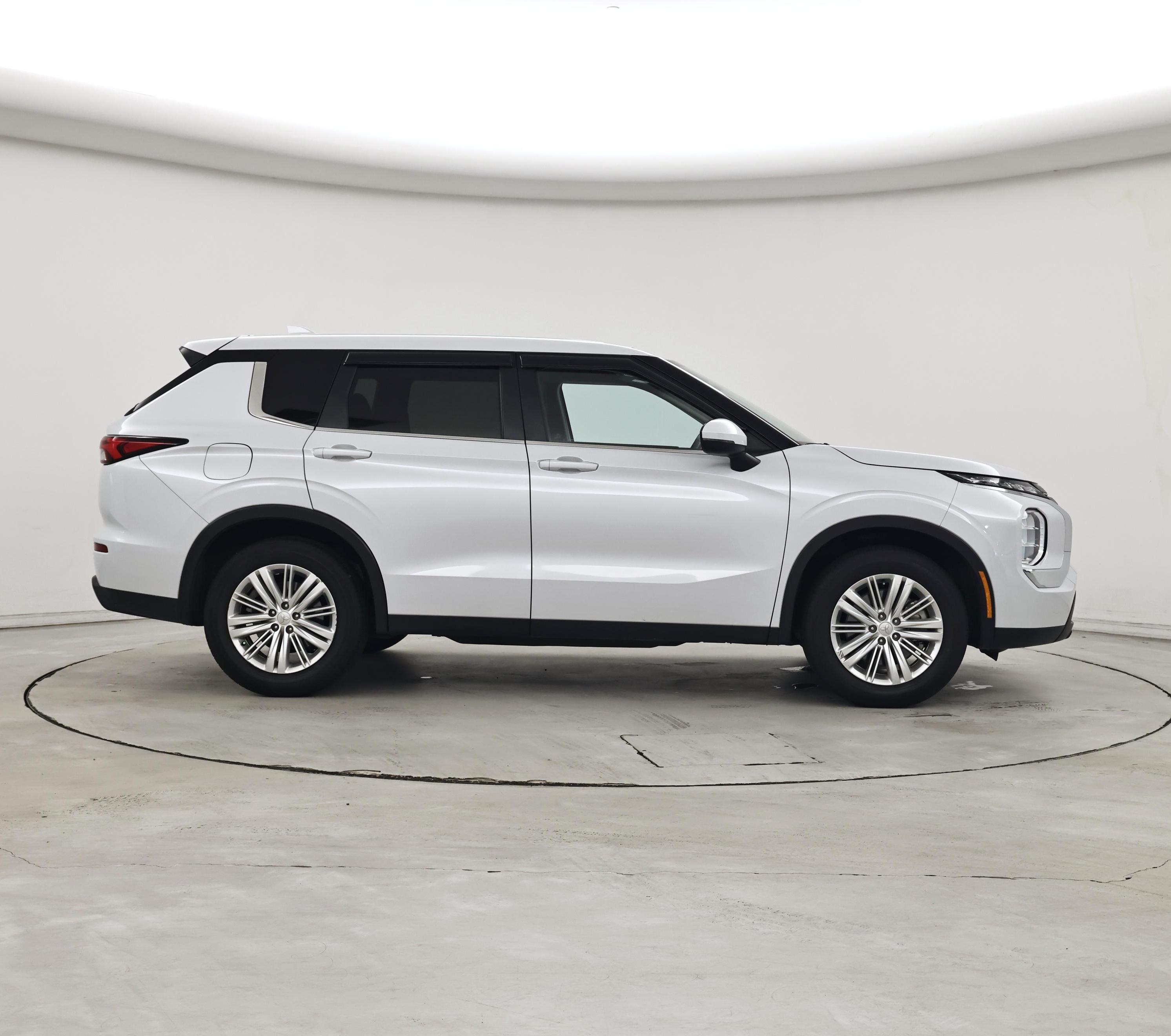 Thumbnail: 2024 Mitsubishi Outlander - 7