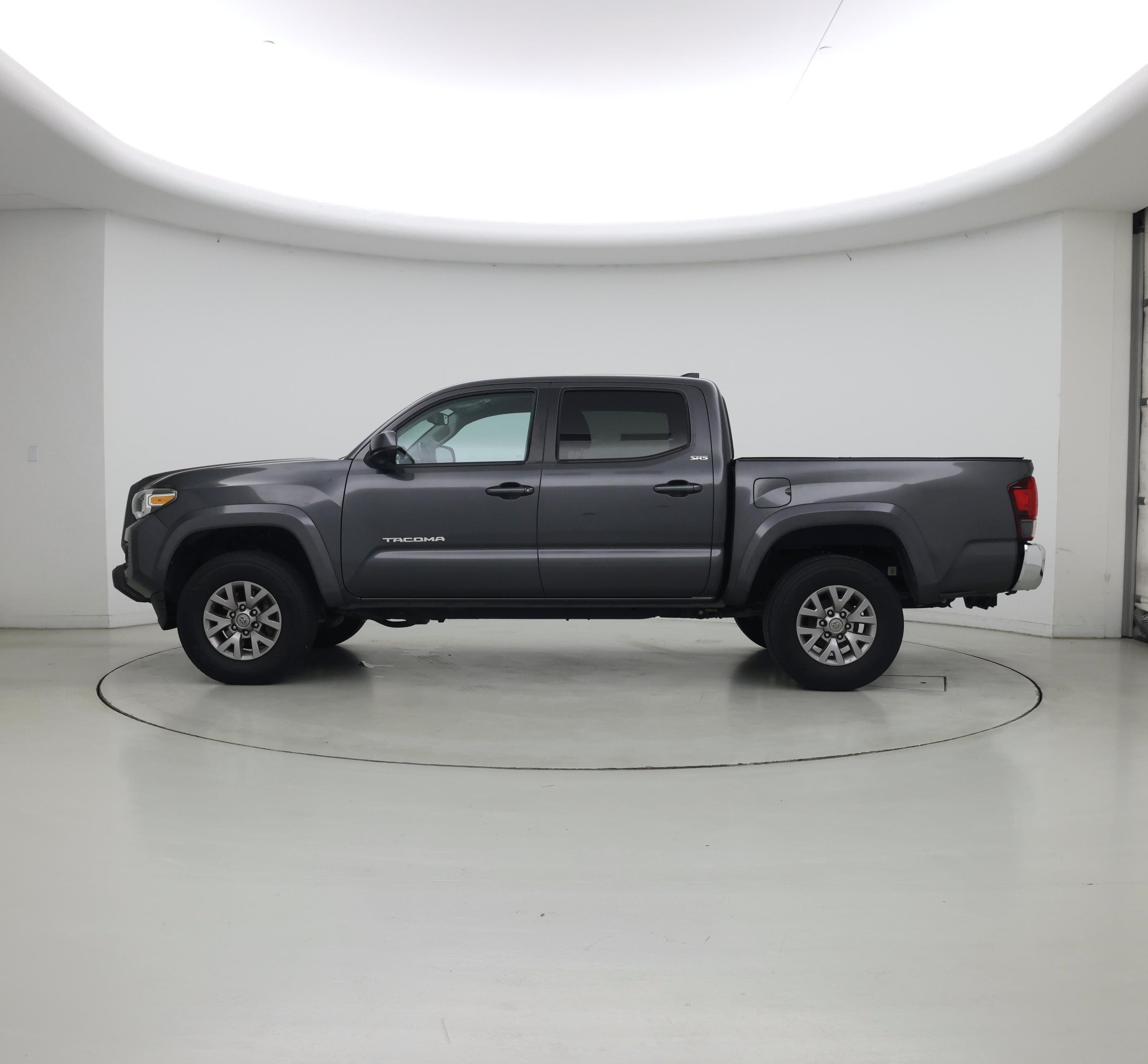 Thumbnail: 2018 Toyota Tacoma - 3