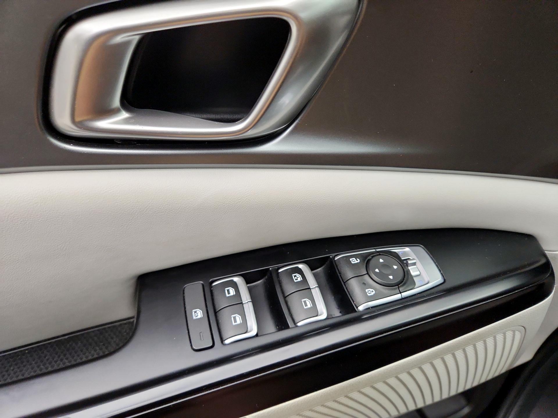 Thumbnail: 2023 Kia Carnival - 12