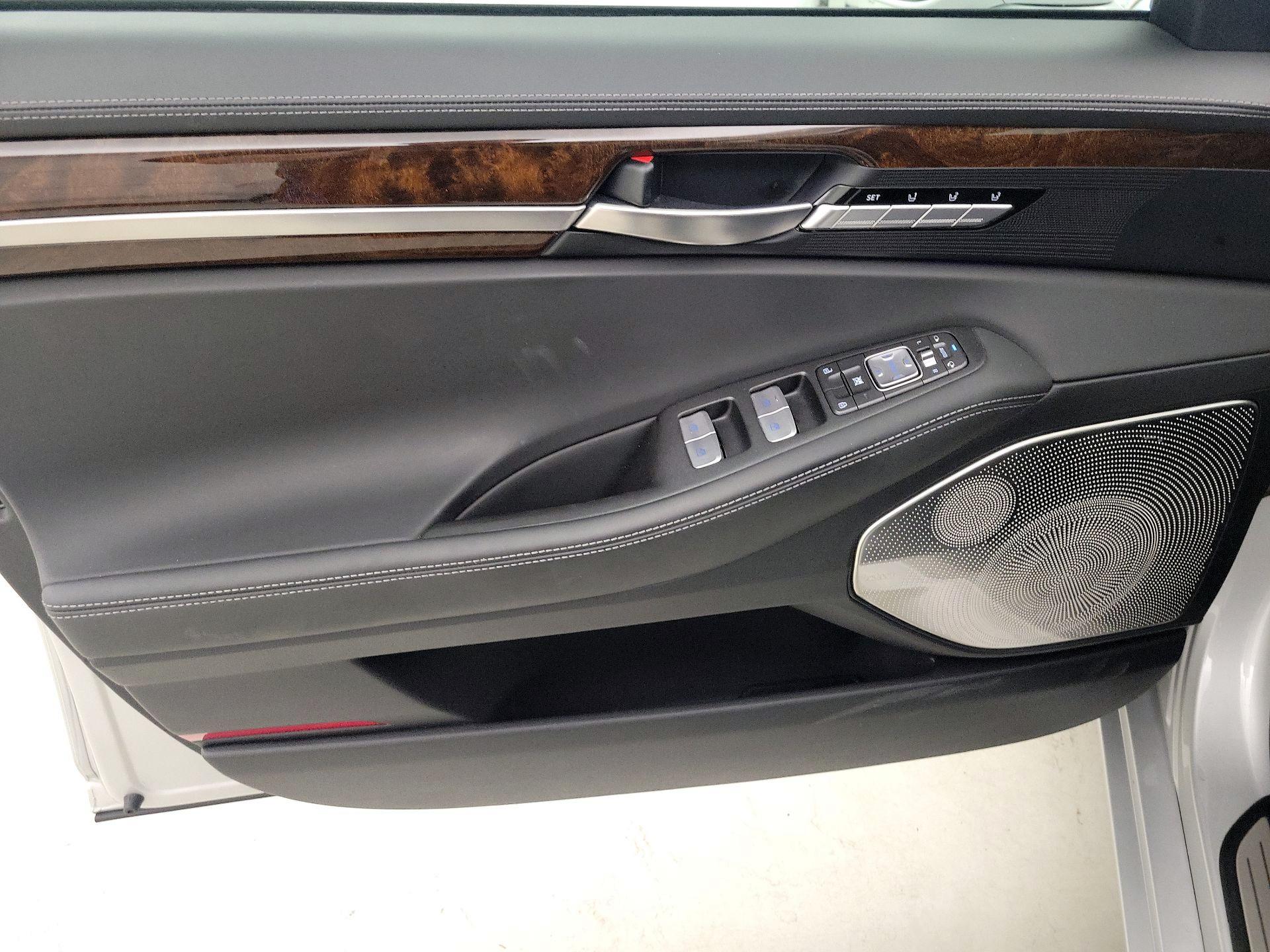 Thumbnail: 2019 Genesis G90 - 12