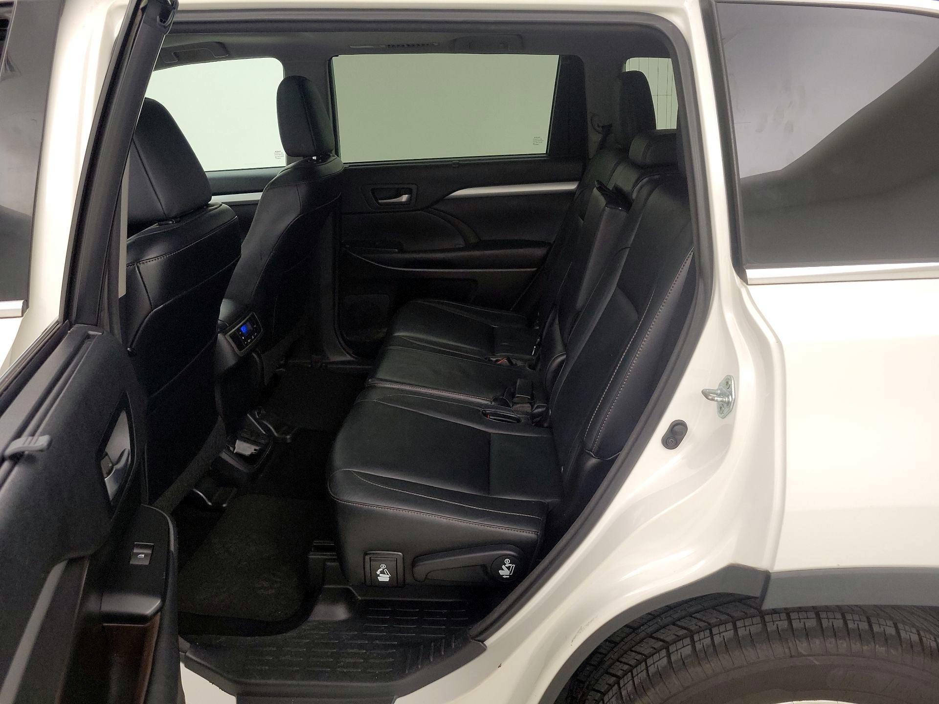 Thumbnail: 2016 Toyota Highlander - 20