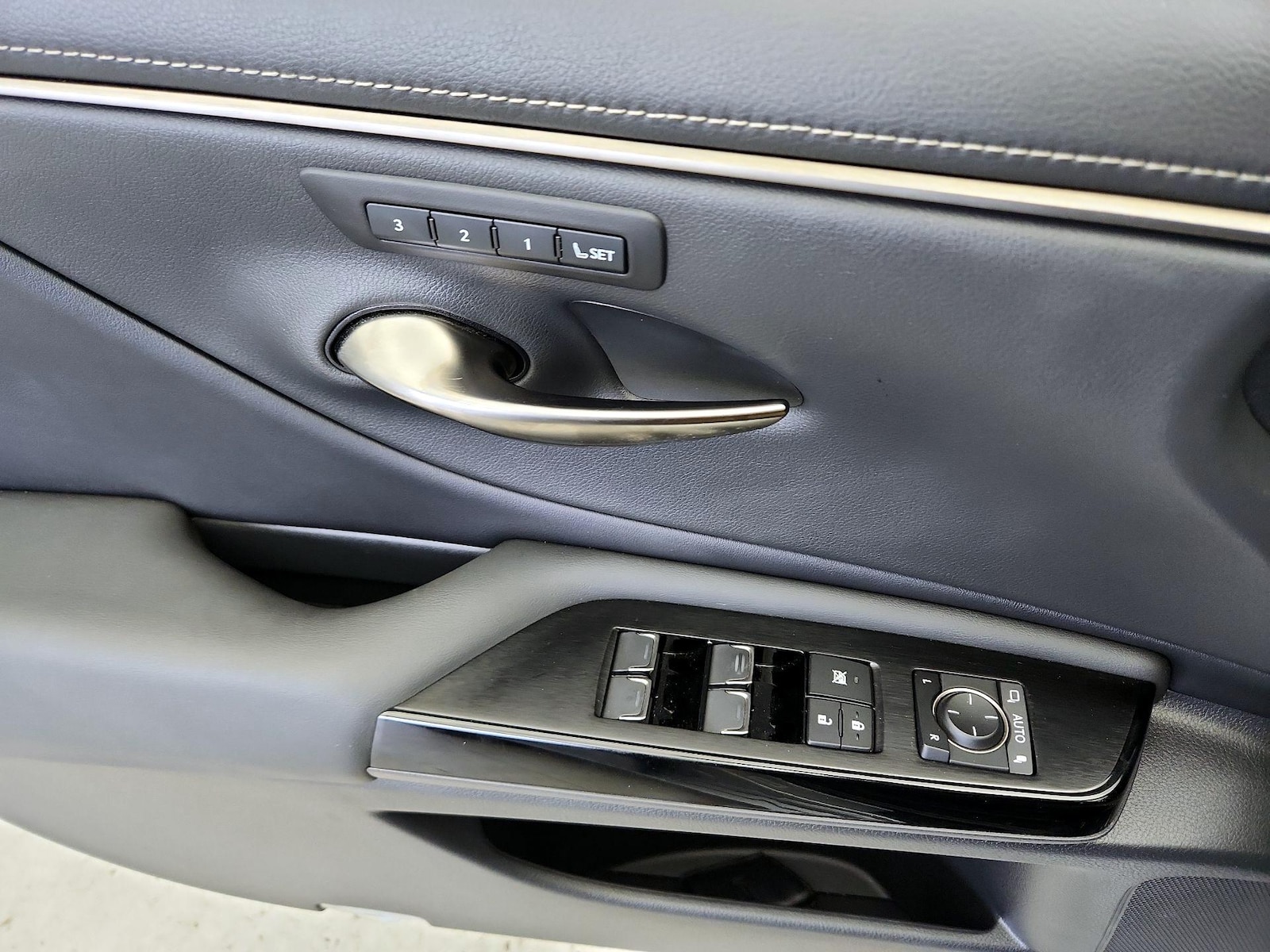 2022 Lexus ES F SPORT - Photo 13