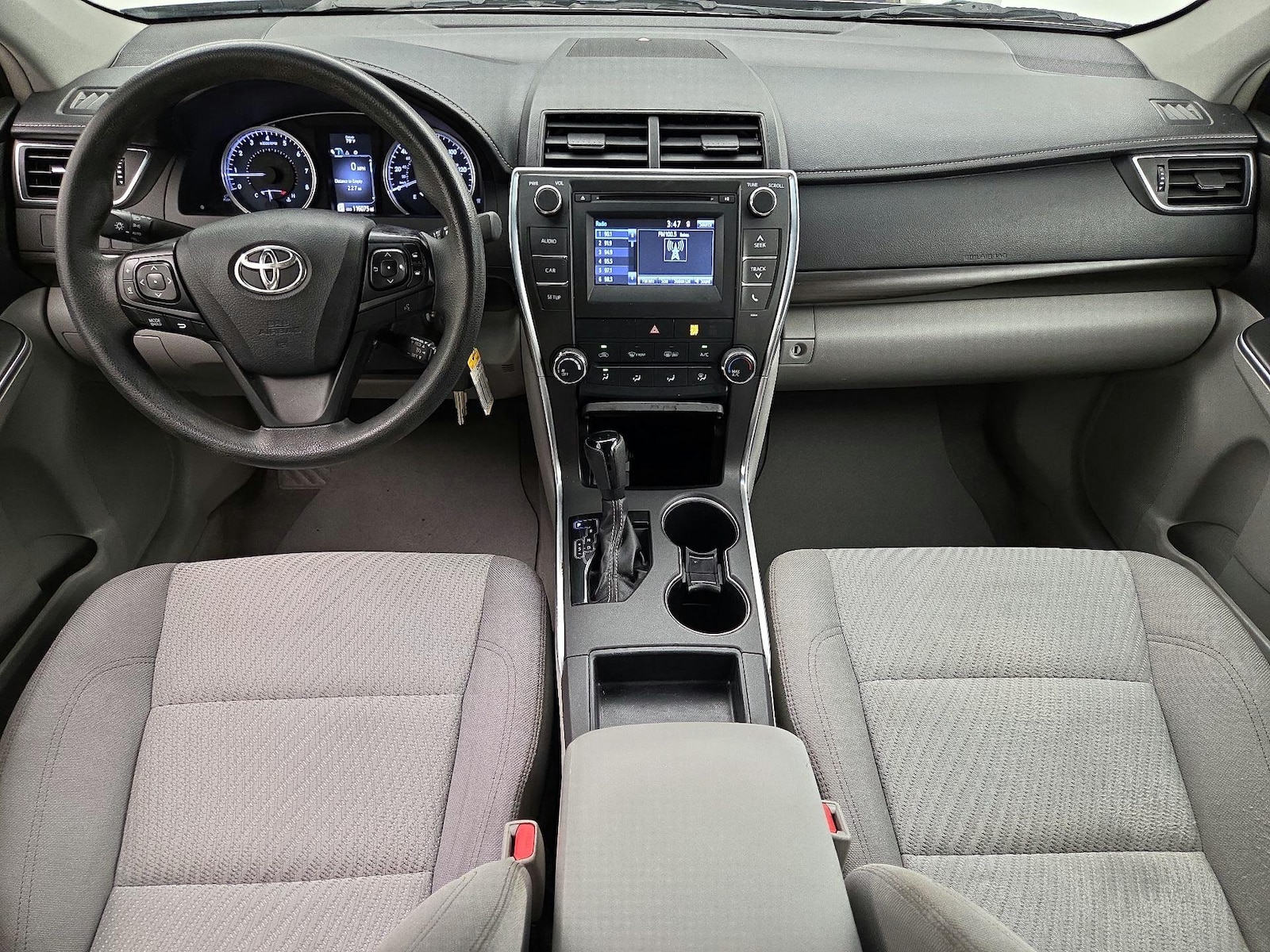 2017 Toyota Camry LE - Photo 10