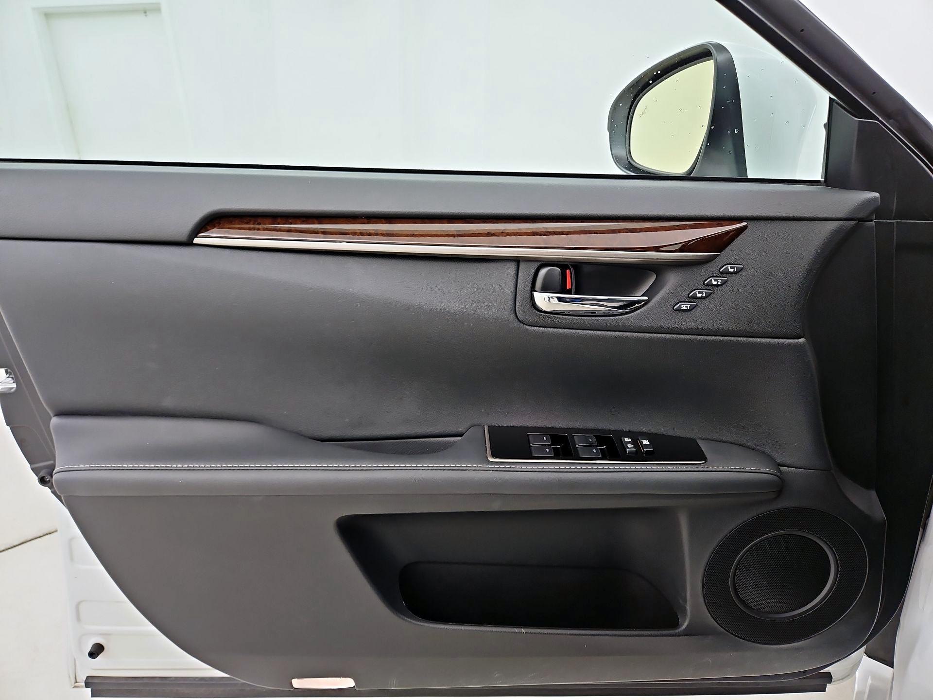 Thumbnail: 2017 Lexus ES - 12