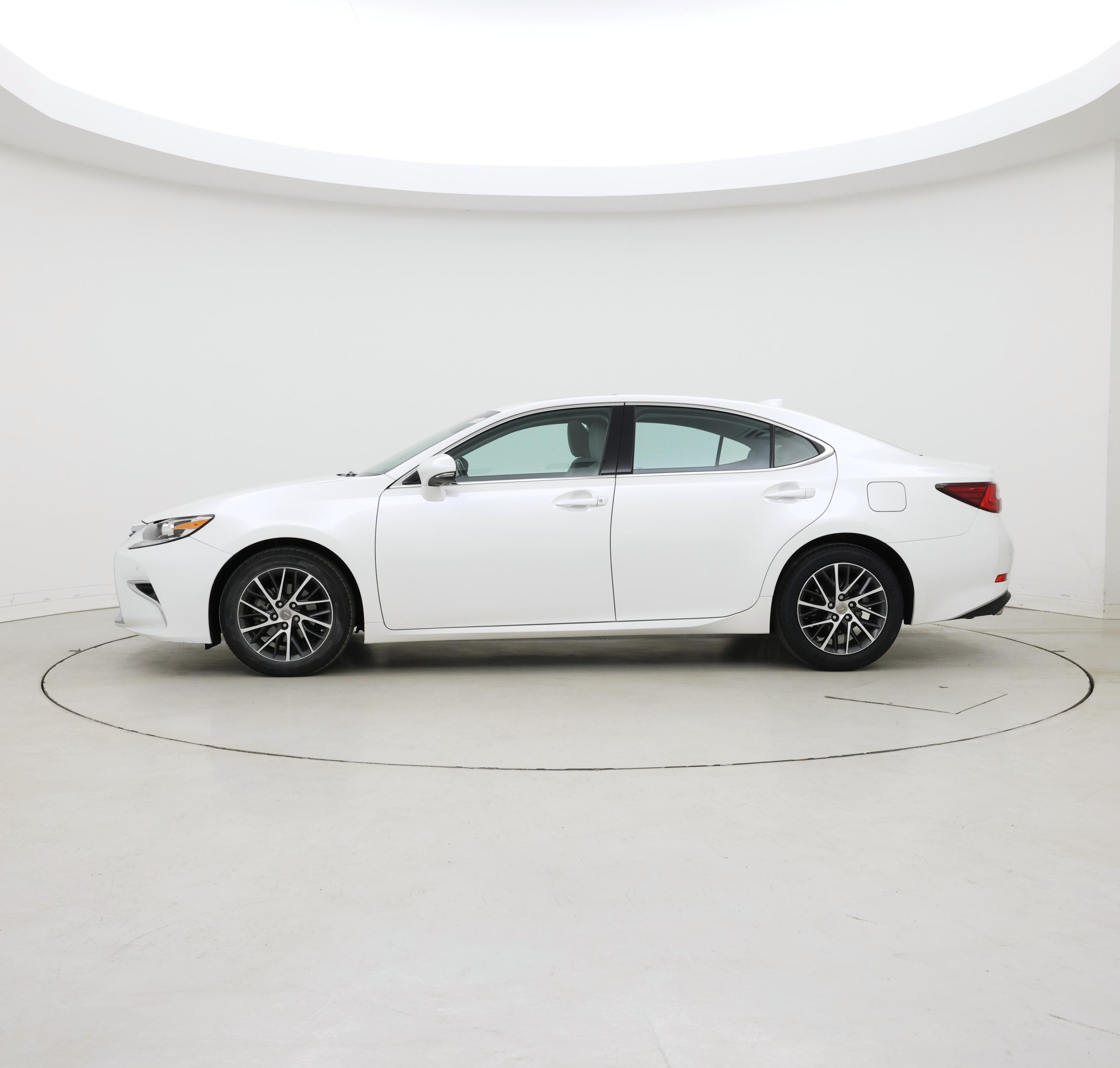 Thumbnail: 2017 Lexus ES - 3