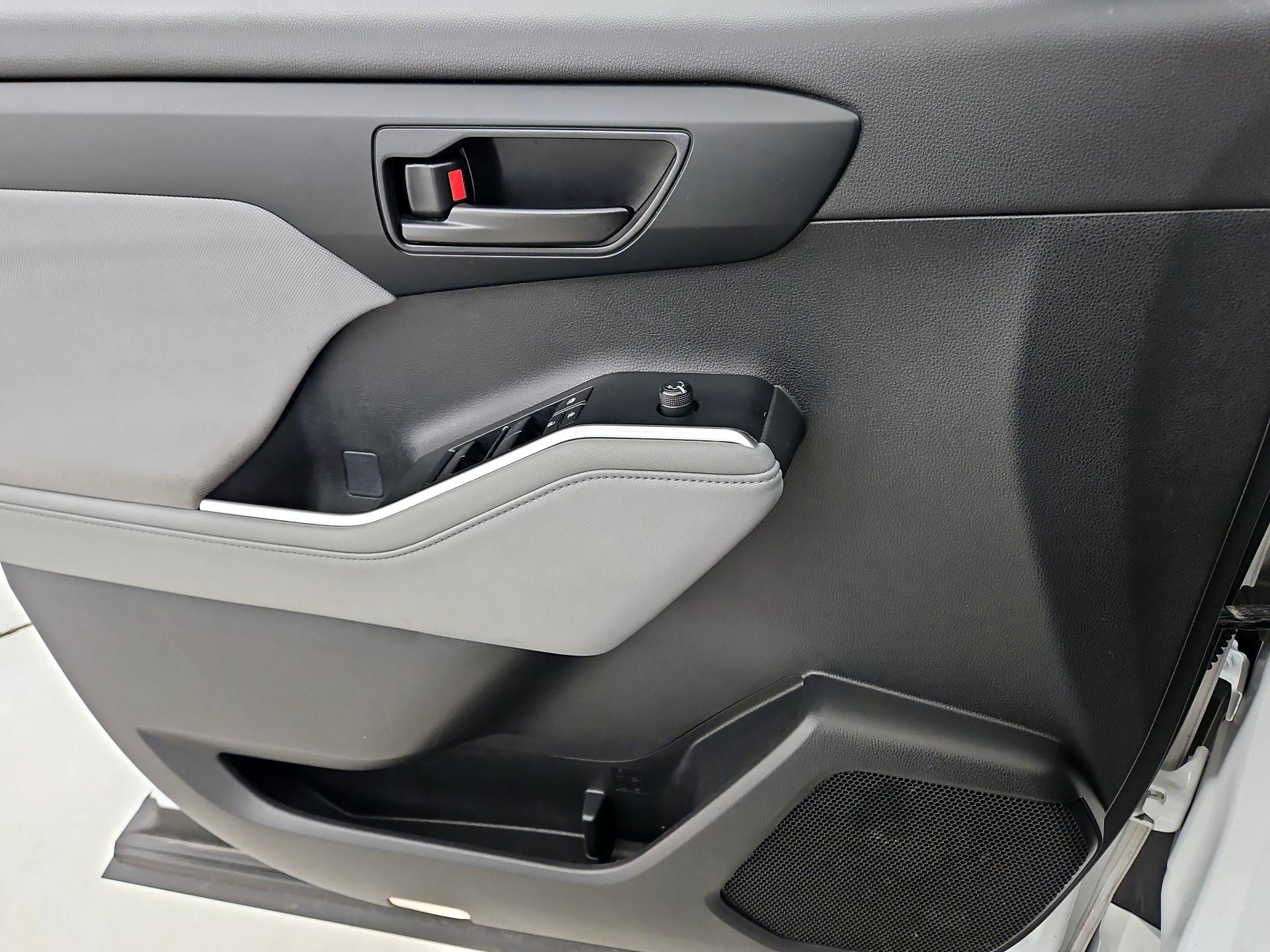 Thumbnail: 2023 Toyota Highlander - 12