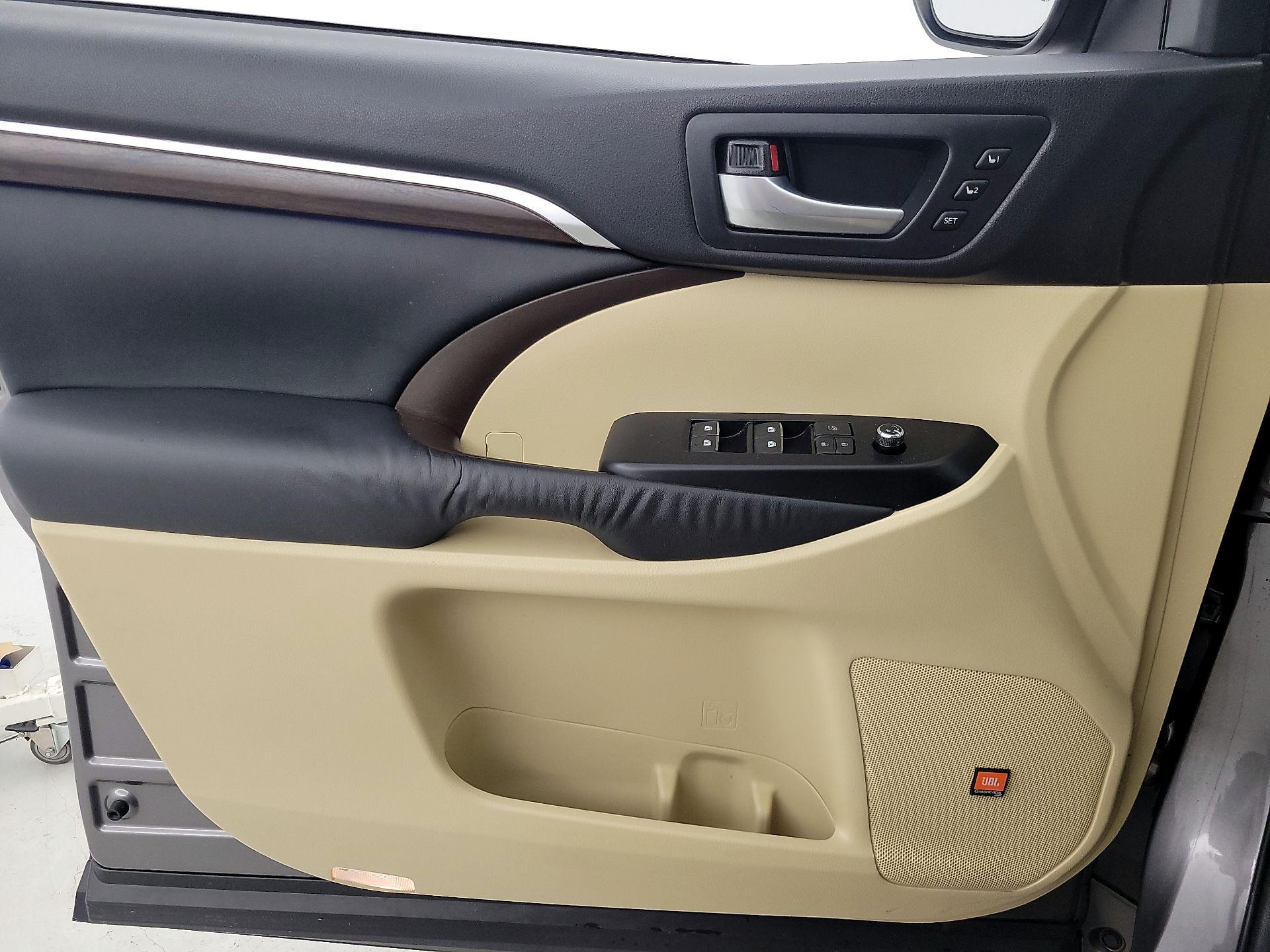 Thumbnail: 2015 Toyota Highlander - 12