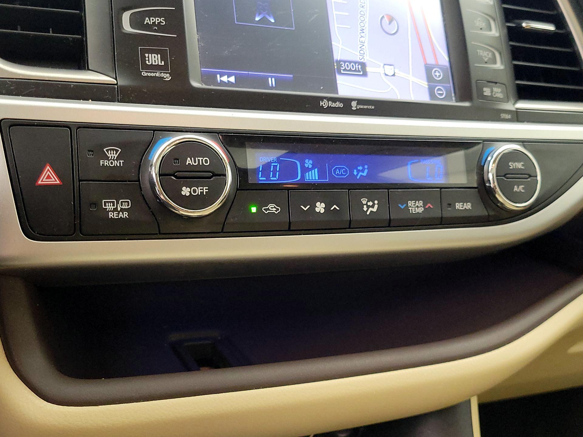 Thumbnail: 2015 Toyota Highlander - 16