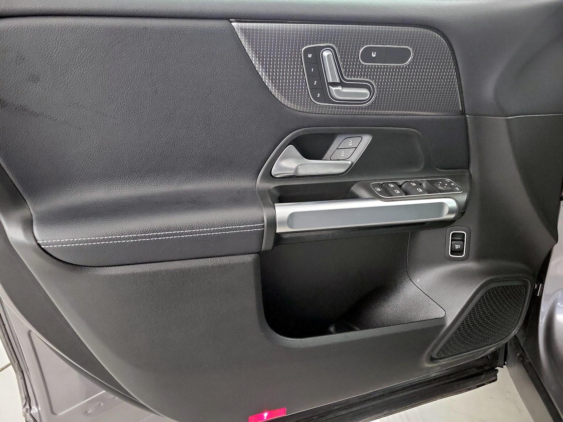 Thumbnail: 2020 Mercedes-Benz GLB - 12