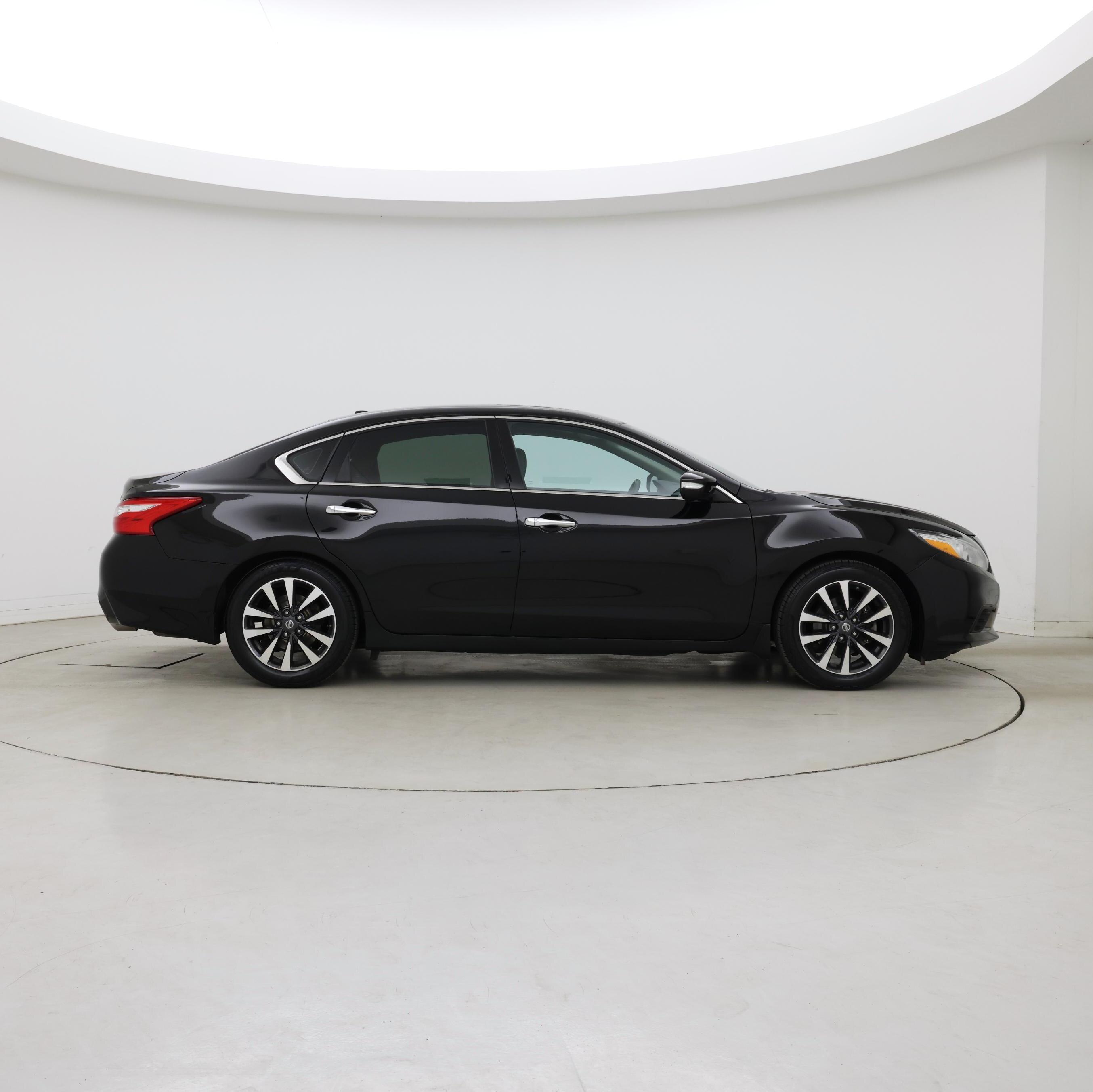 Thumbnail: 2017 Nissan Altima - 7