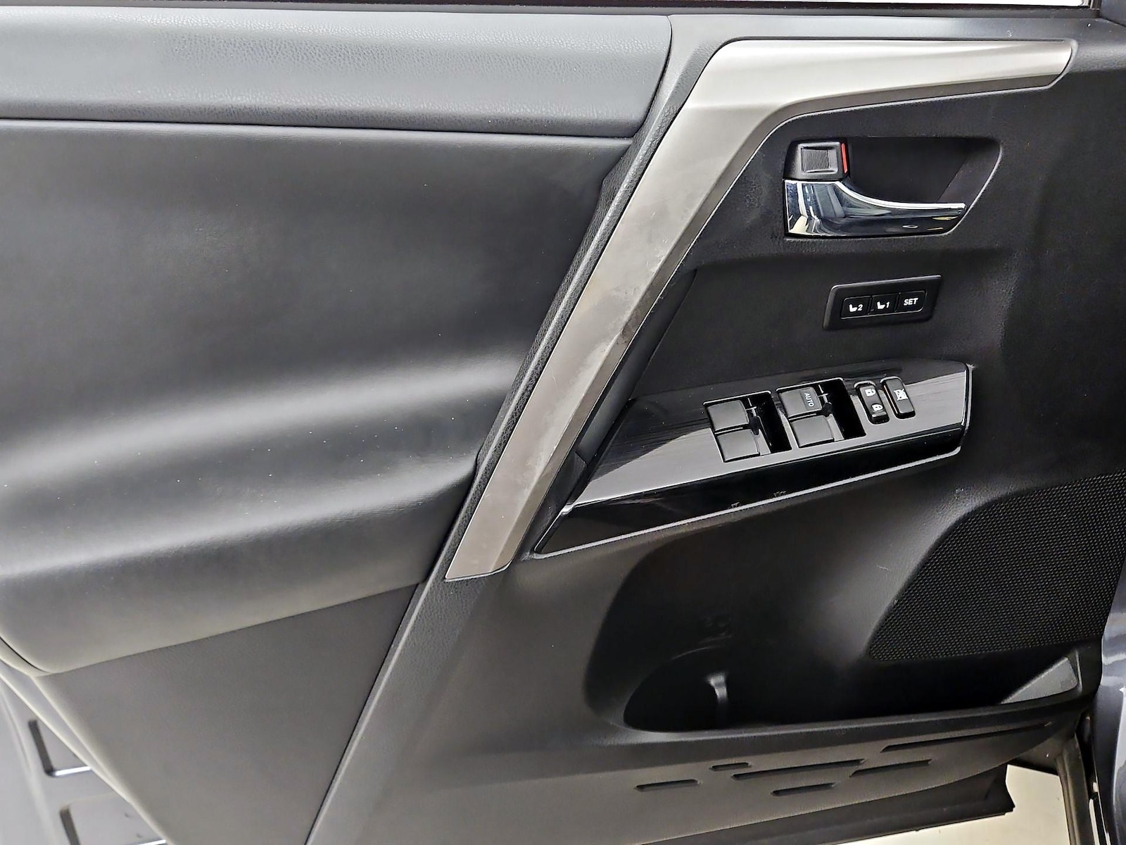 2018 Toyota RAV4 Limited - Photo 13