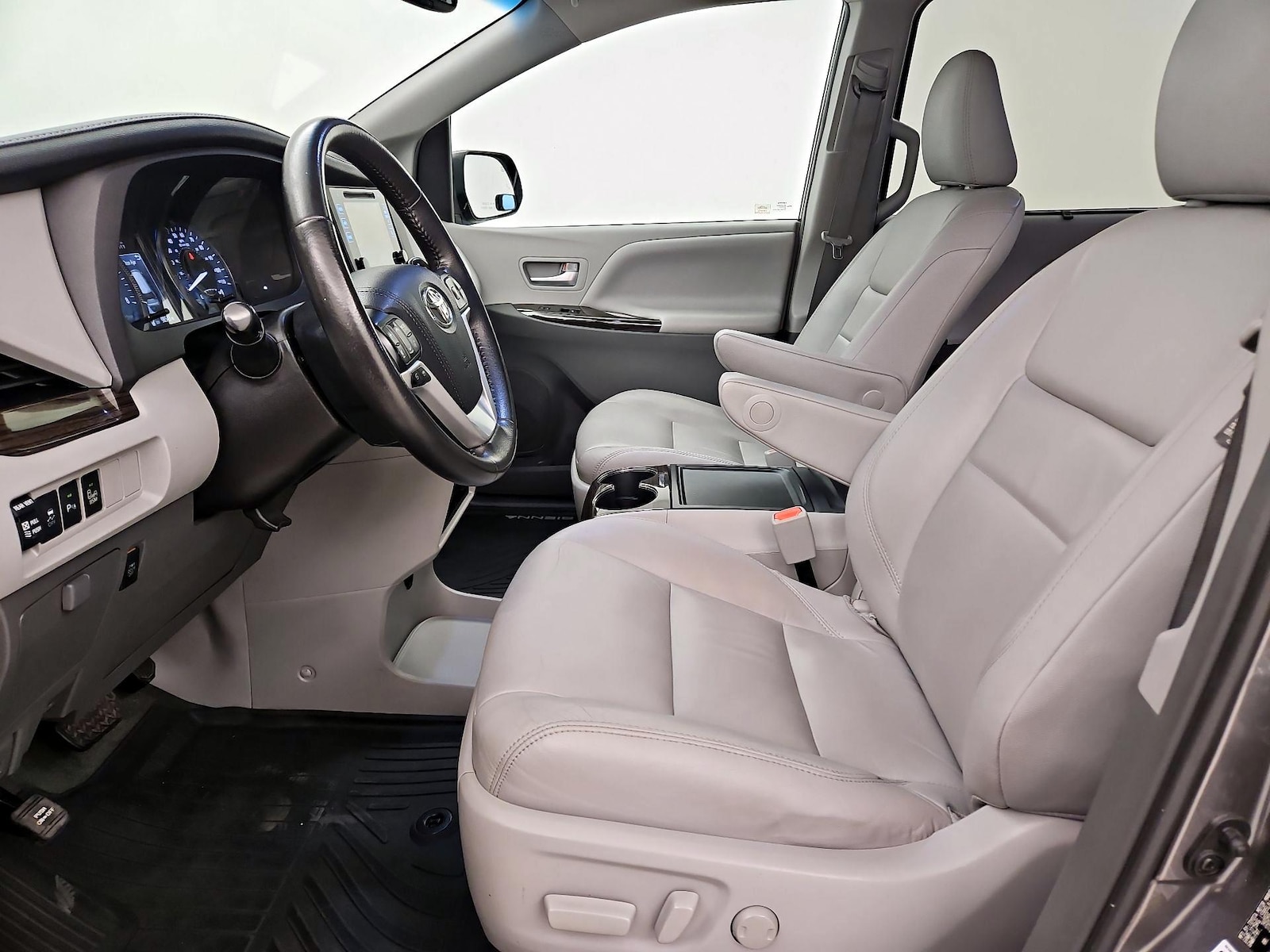 2017 Toyota Sienna XLE - Photo 12