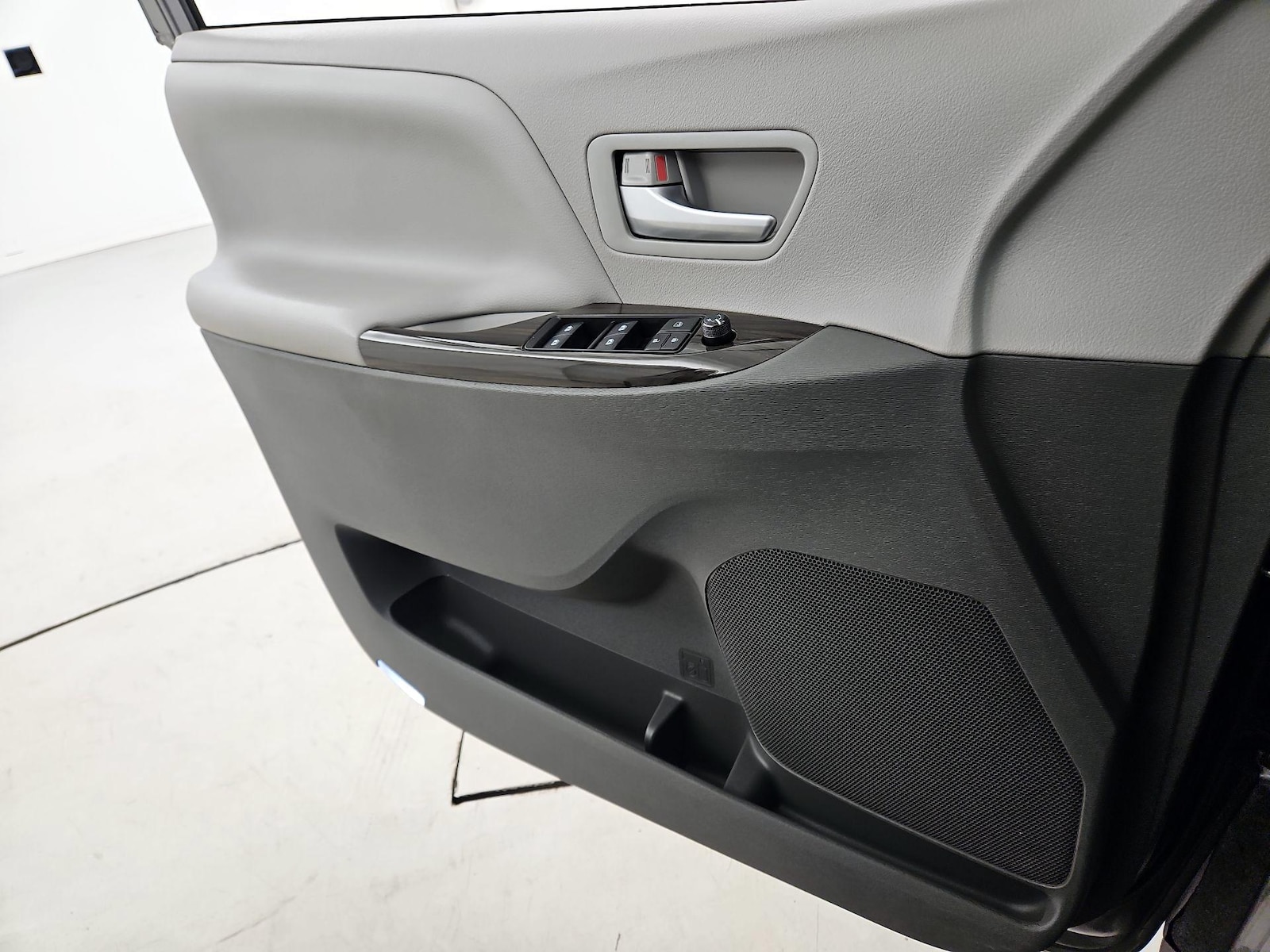 2017 Toyota Sienna XLE - Photo 13