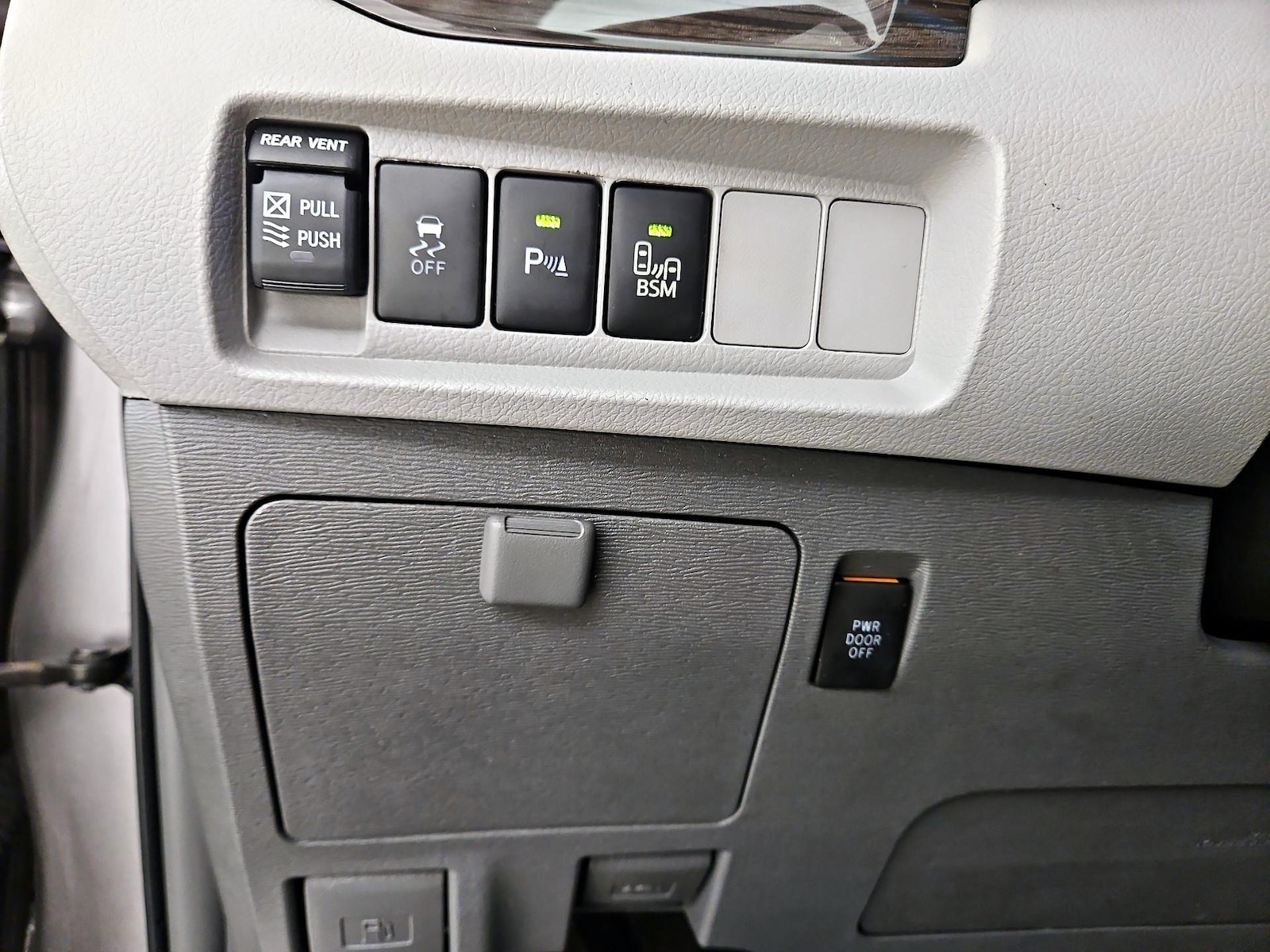 2017 Toyota Sienna XLE - Photo 14