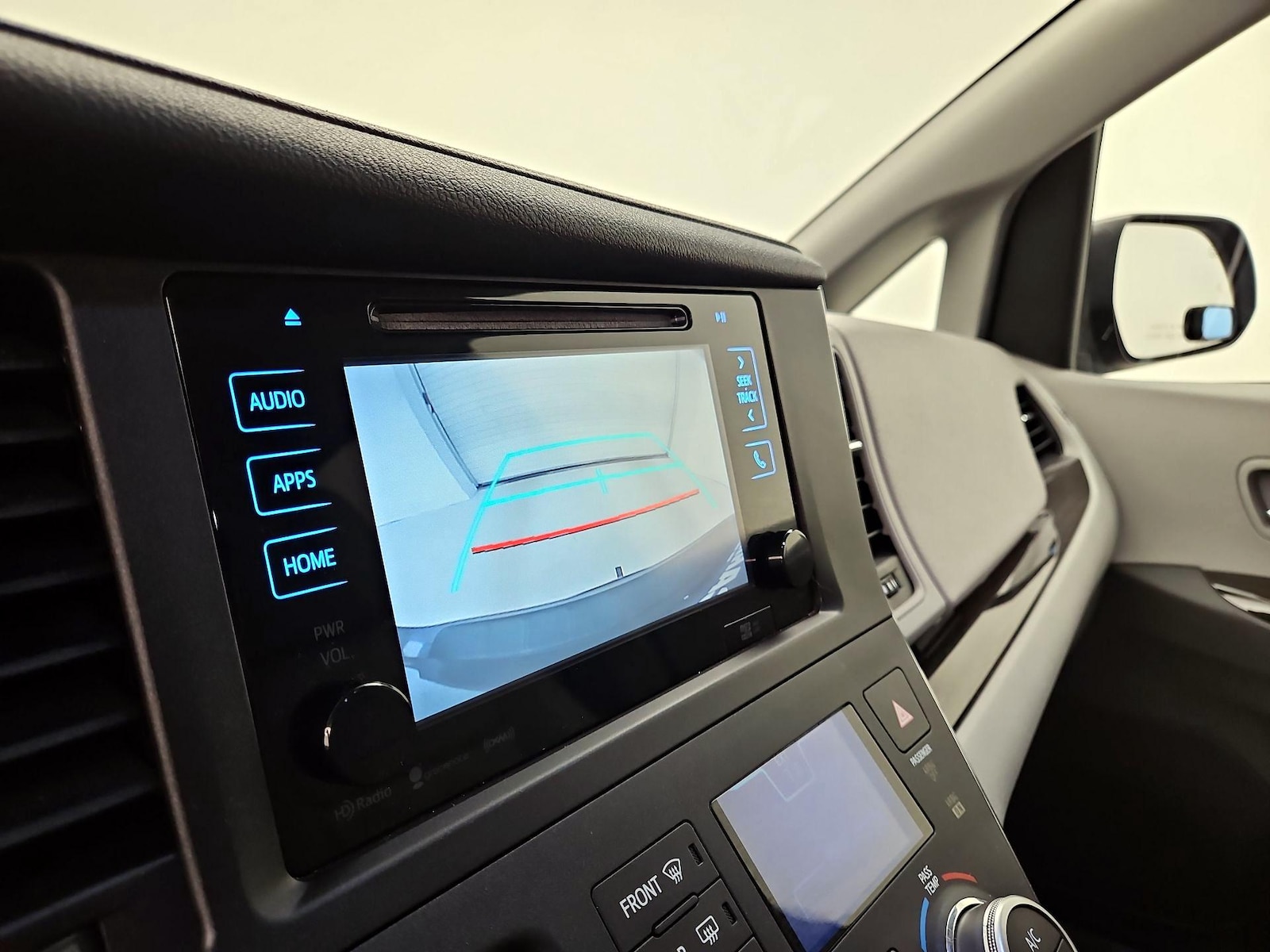 2017 Toyota Sienna XLE - Photo 15
