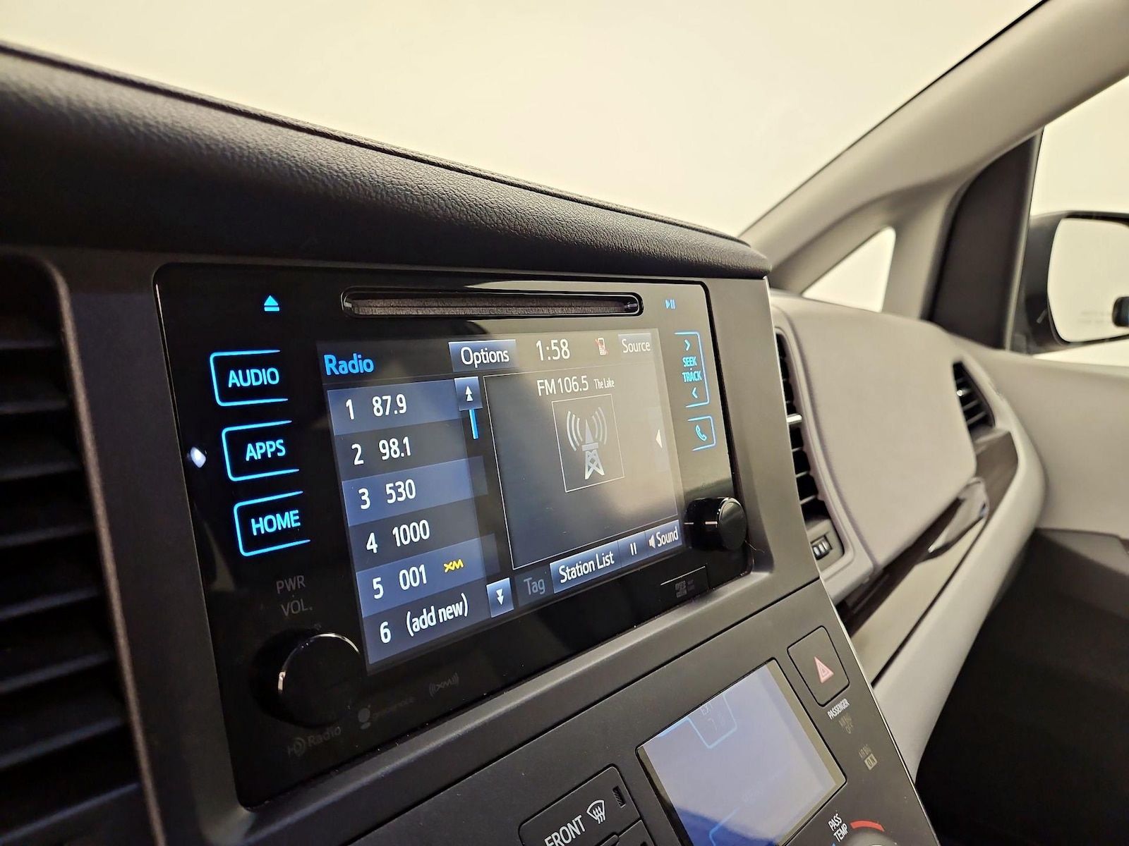 2017 Toyota Sienna XLE - Photo 16