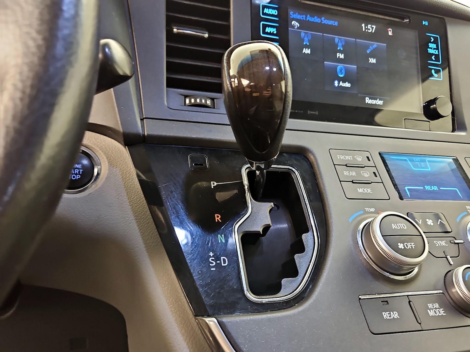 2017 Toyota Sienna XLE - Photo 18