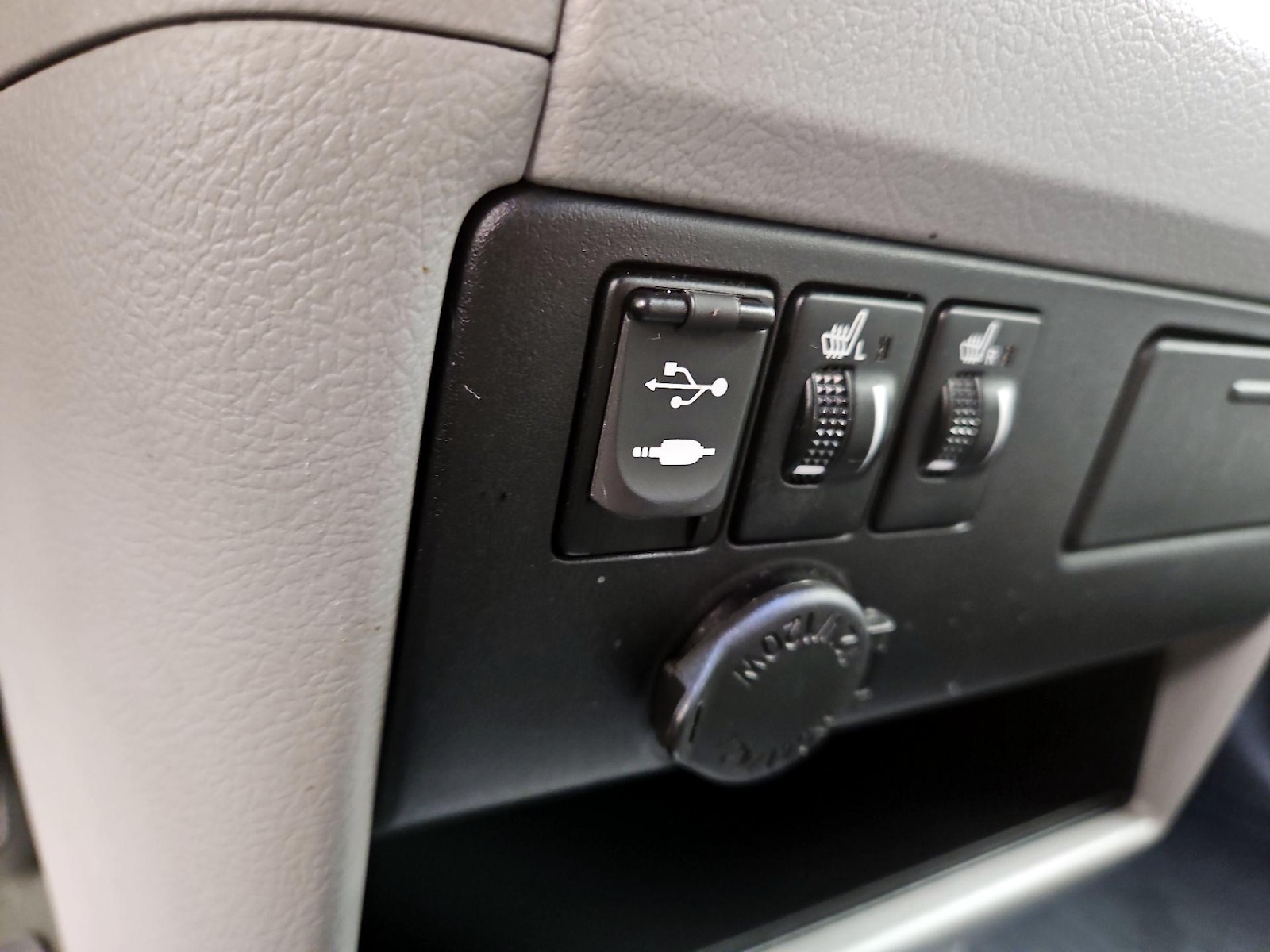 2017 Toyota Sienna XLE - Photo 19