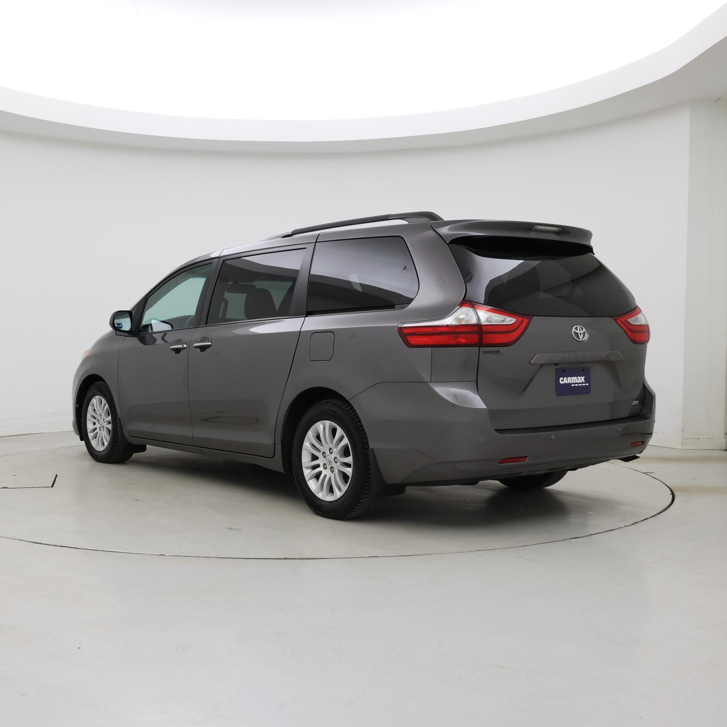 Thumbnail: 2017 Toyota Sienna - 2