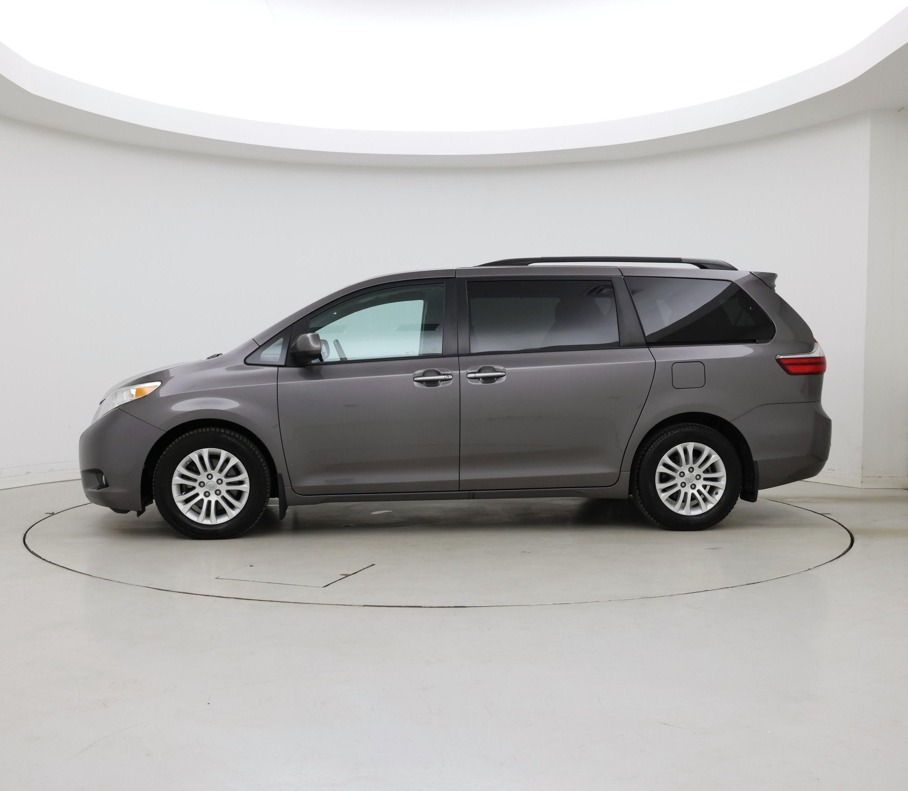 Thumbnail: 2017 Toyota Sienna - 3