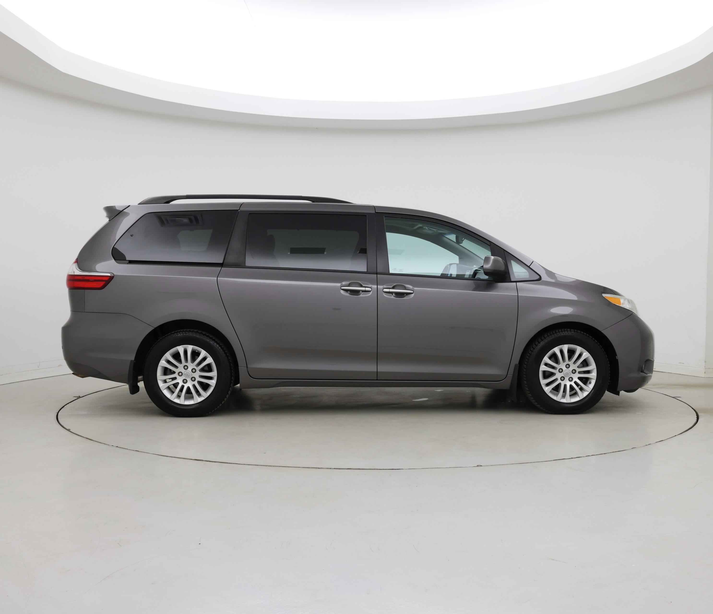 Thumbnail: 2017 Toyota Sienna - 7