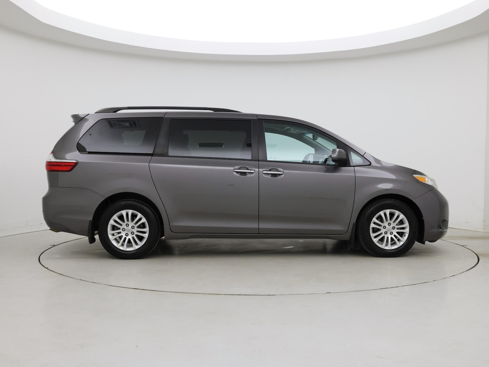 2017 Toyota Sienna XLE - Photo 8