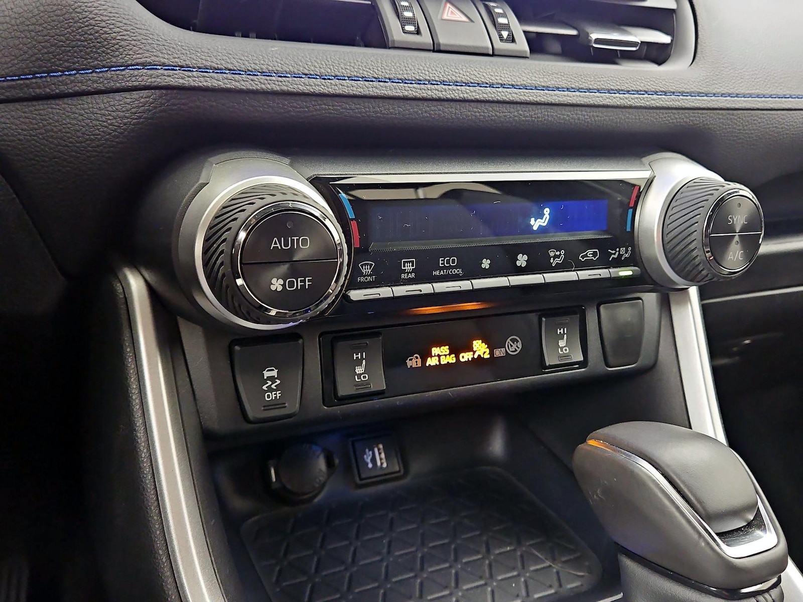 2024 Toyota RAV4 XSE - Photo 17