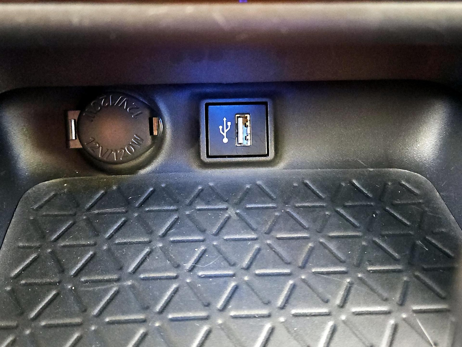 2024 Toyota RAV4 XSE - Photo 19