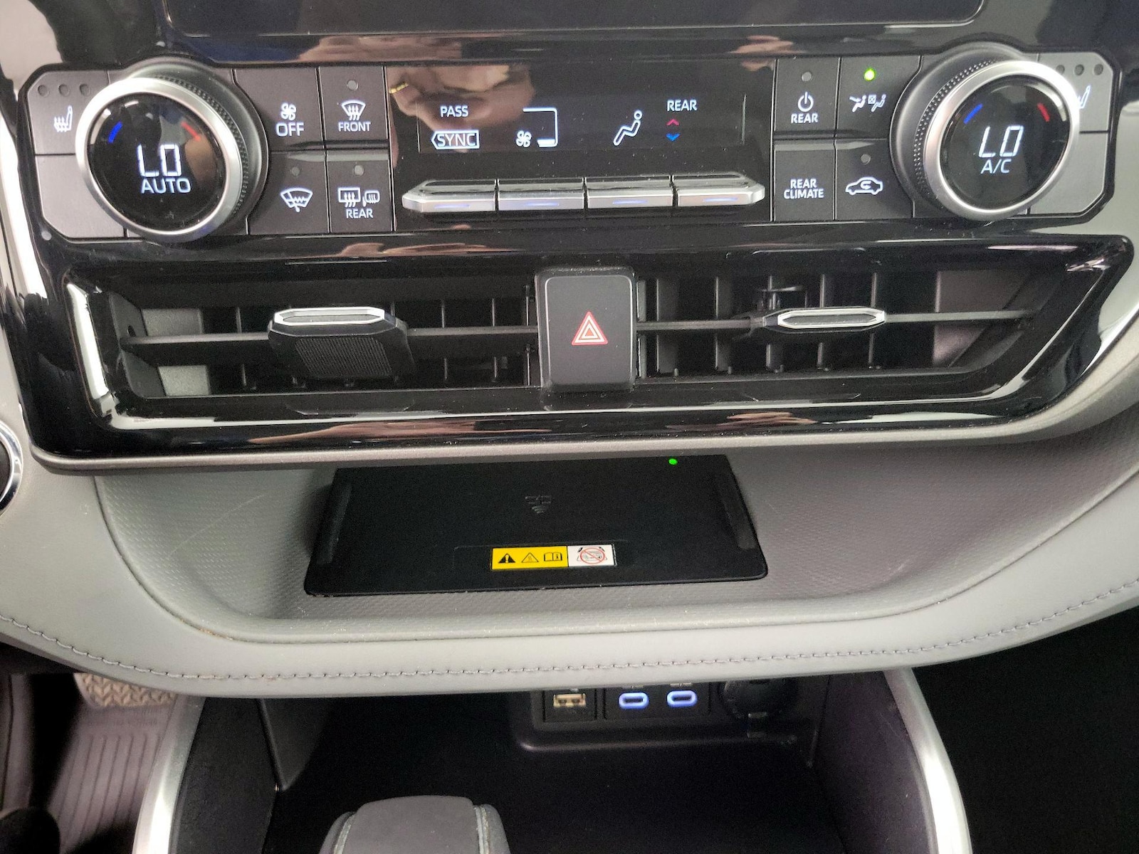 2023 Toyota Highlander XLE - Photo 18