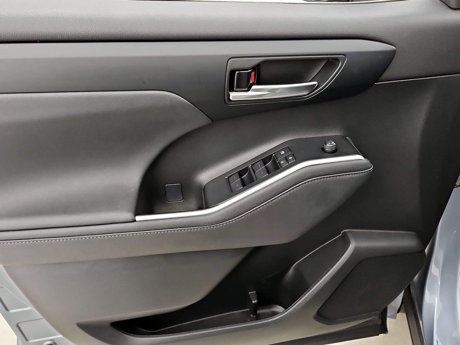 Thumbnail: 2023 Toyota Highlander - 12