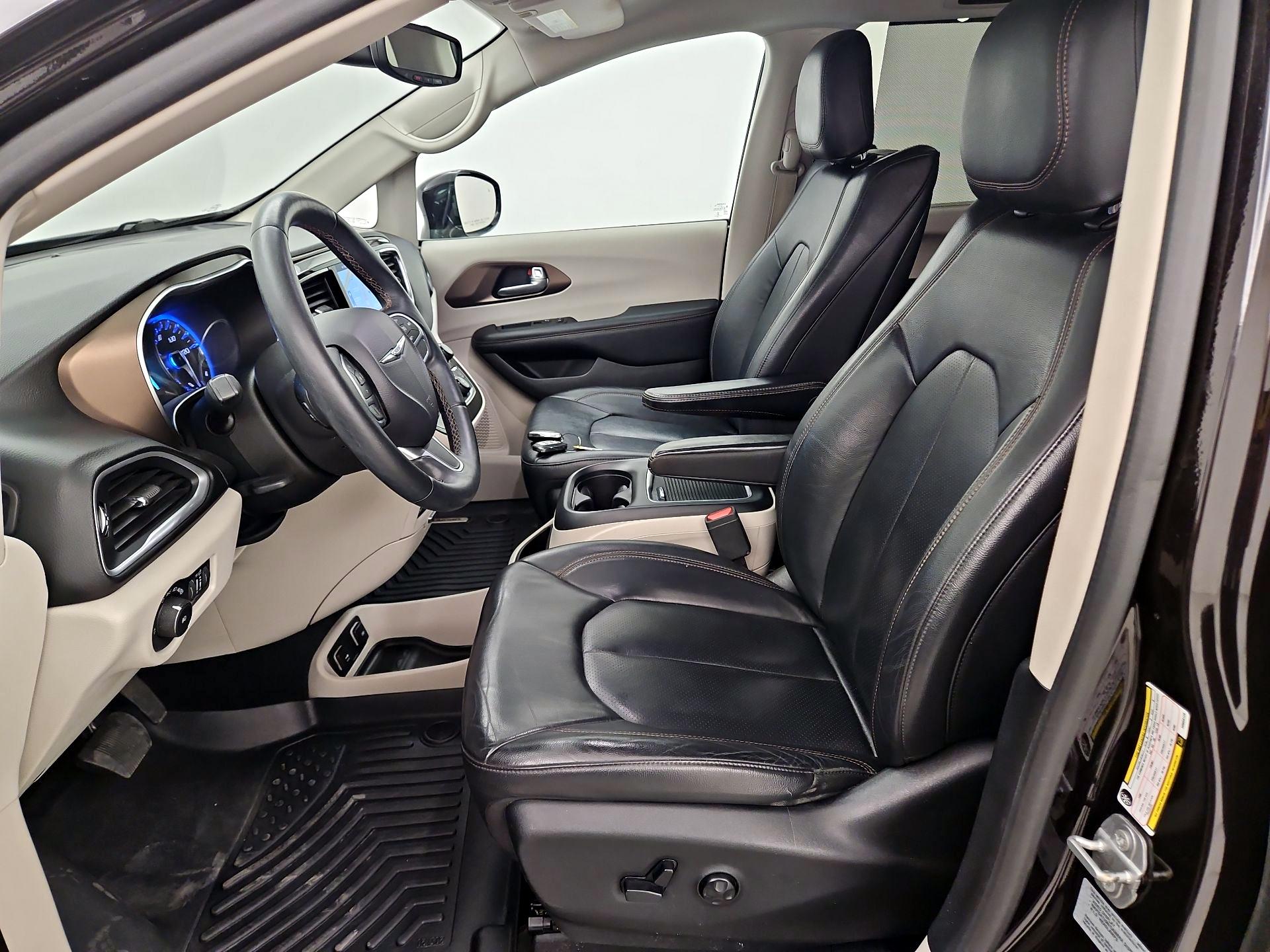 Thumbnail: 2017 Chrysler Pacifica - 11