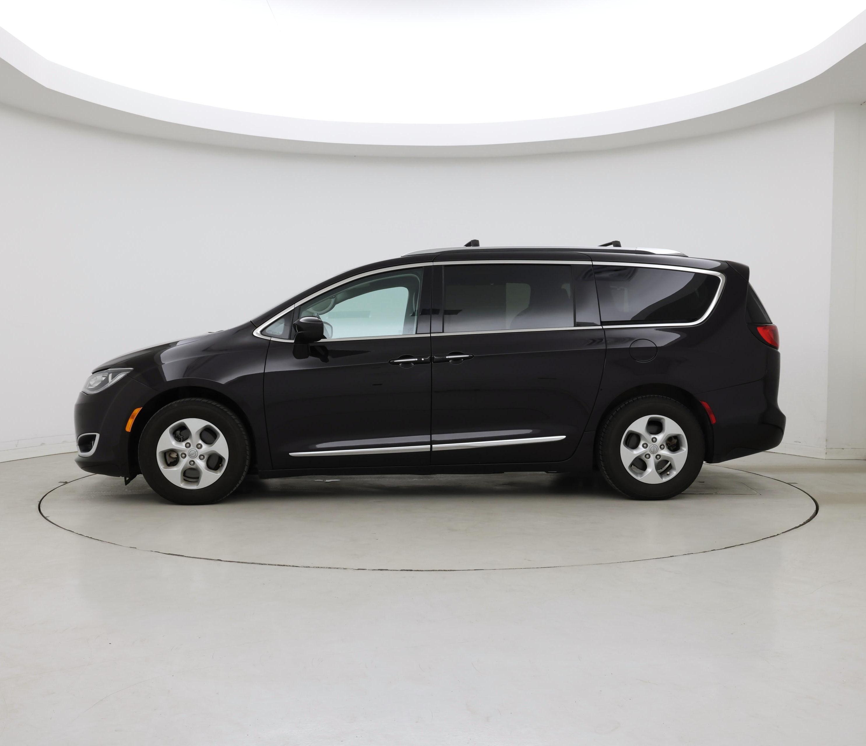 Thumbnail: 2017 Chrysler Pacifica - 3