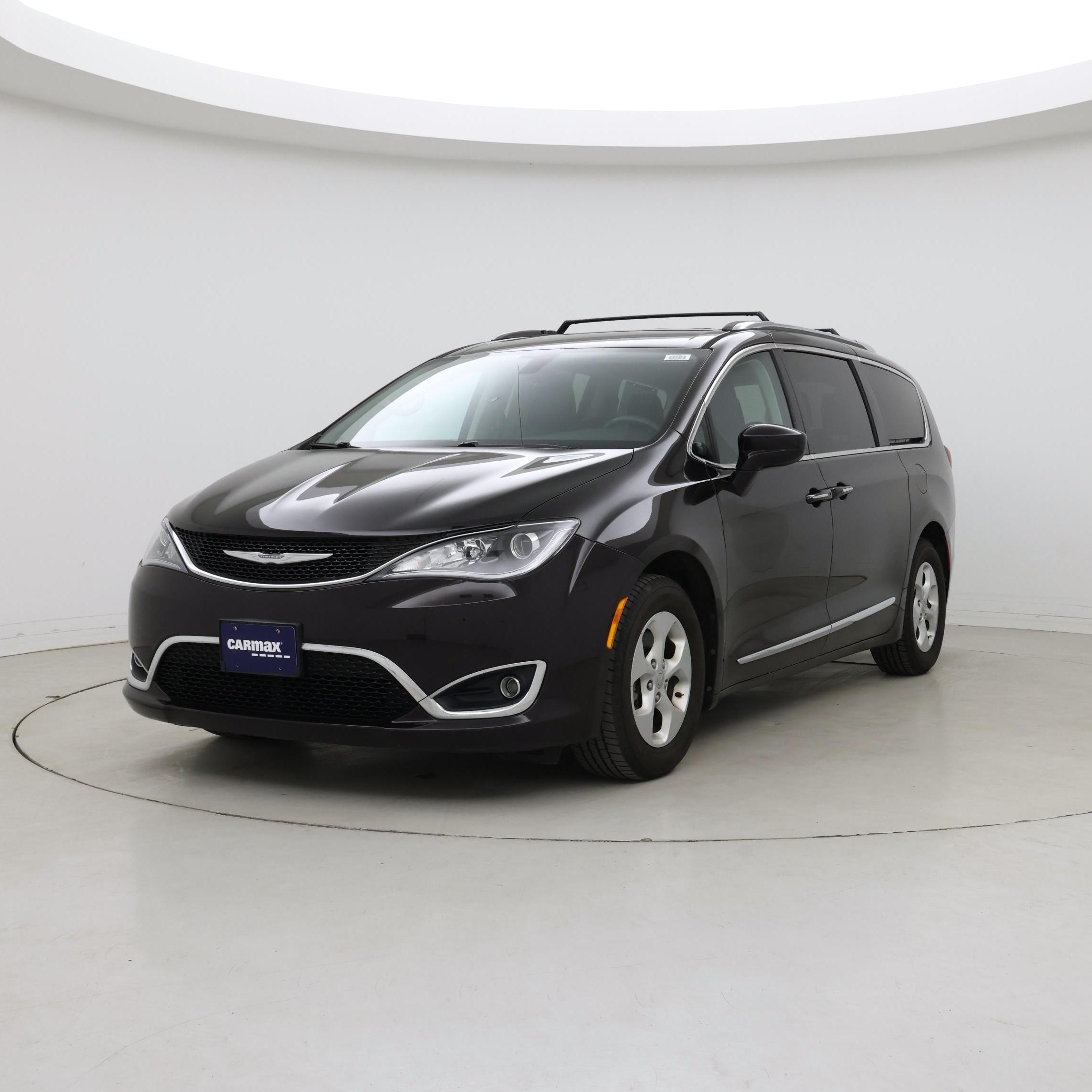 Thumbnail: 2017 Chrysler Pacifica - 4