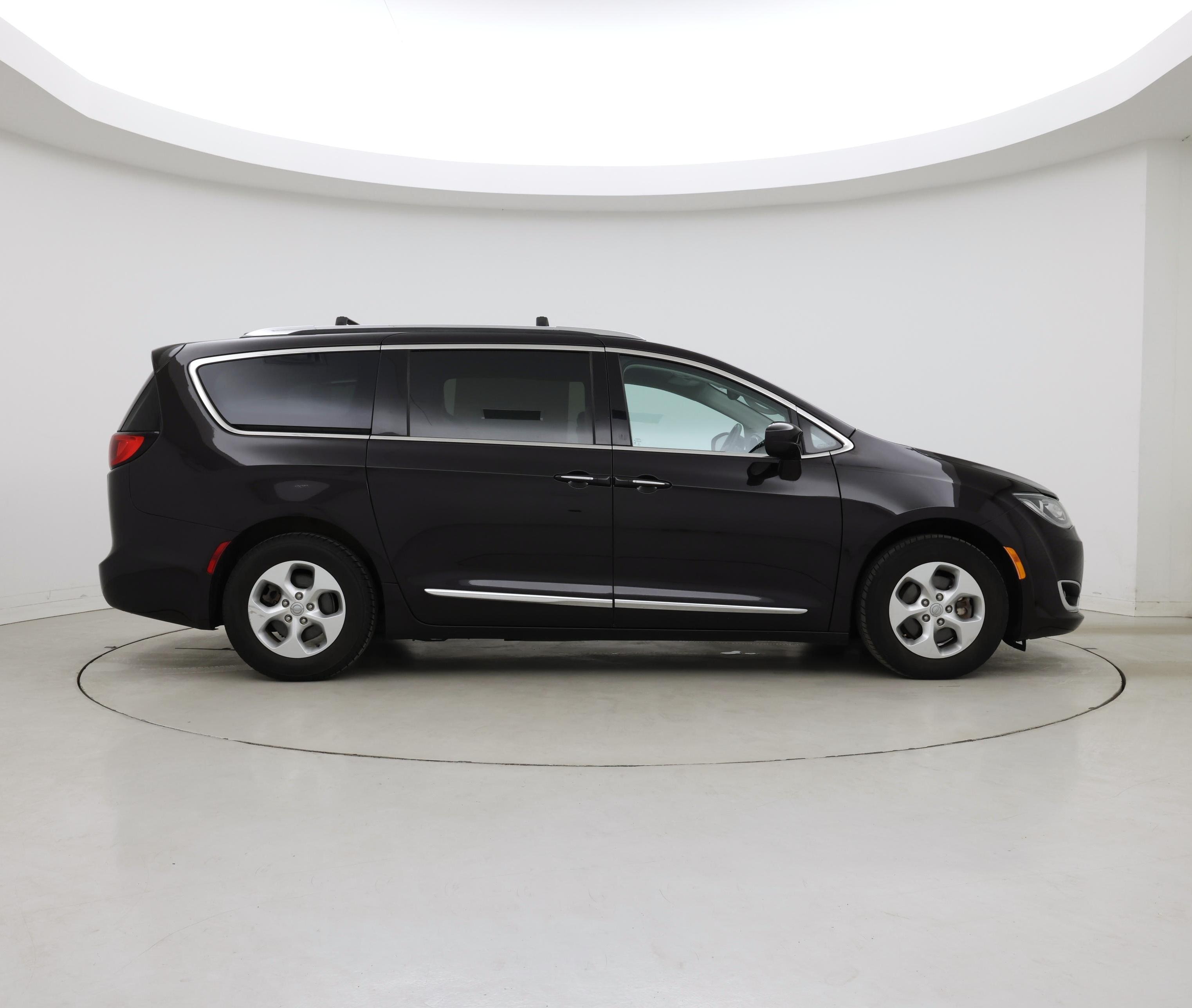 Thumbnail: 2017 Chrysler Pacifica - 7