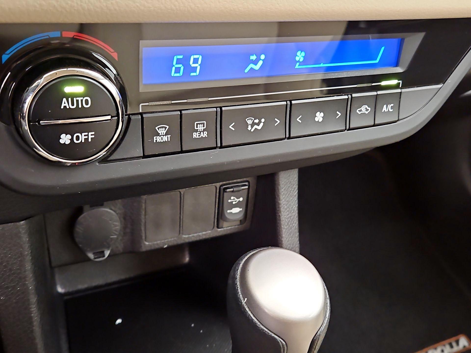 Thumbnail: 2015 Toyota Corolla - 16