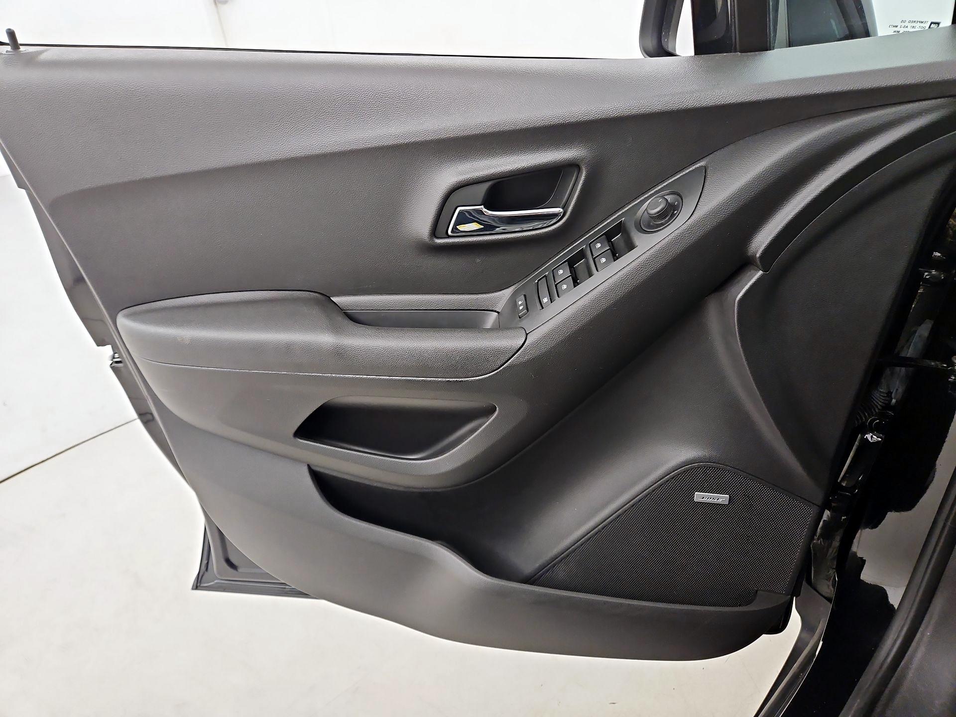 Thumbnail: 2017 Chevrolet Trax - 12