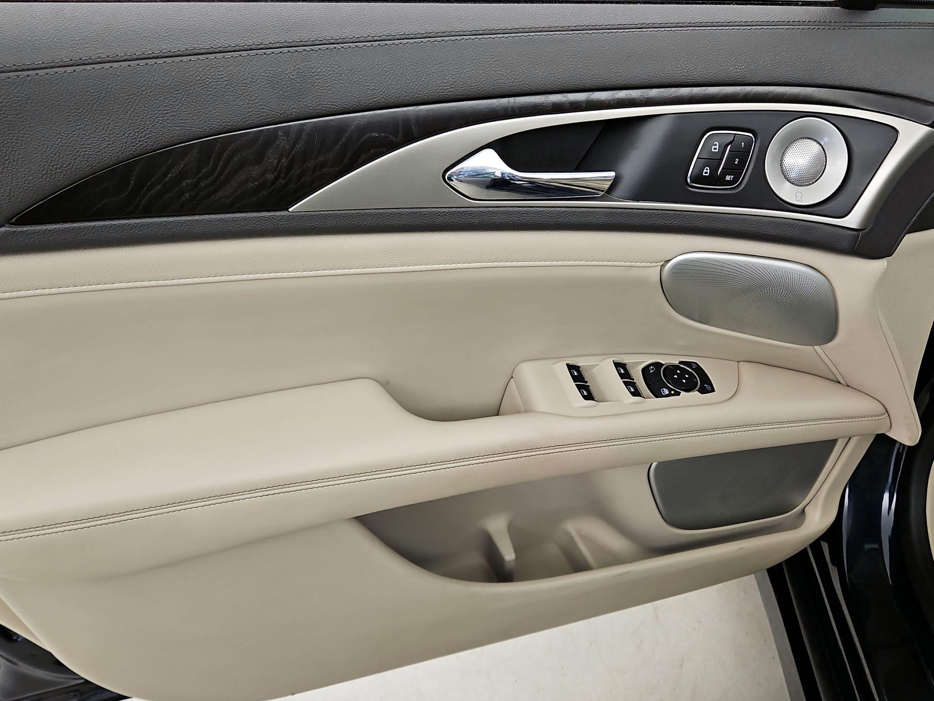 Thumbnail: 2020 Lincoln MKZ - 12