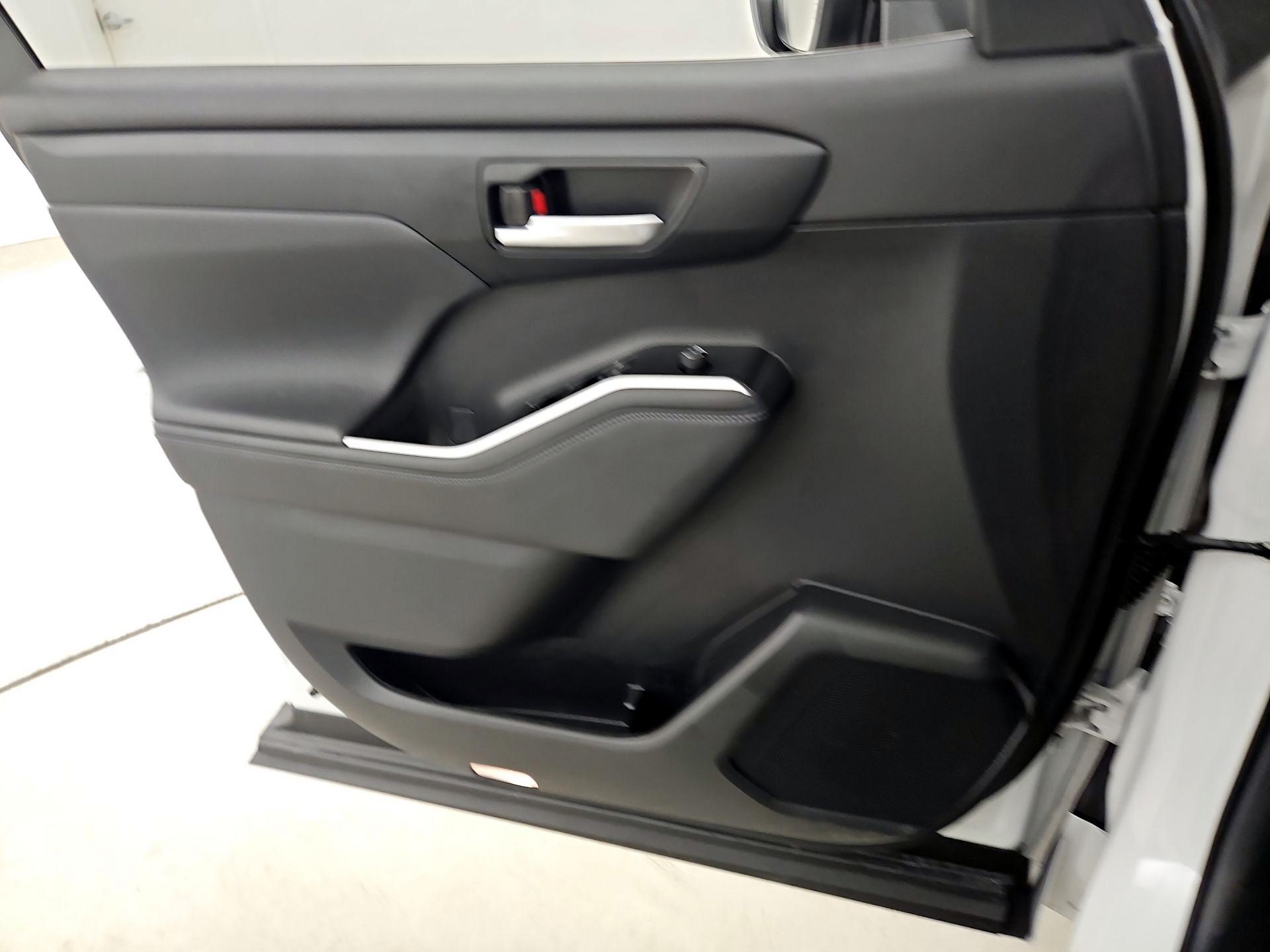 Thumbnail: 2023 Toyota Highlander - 12