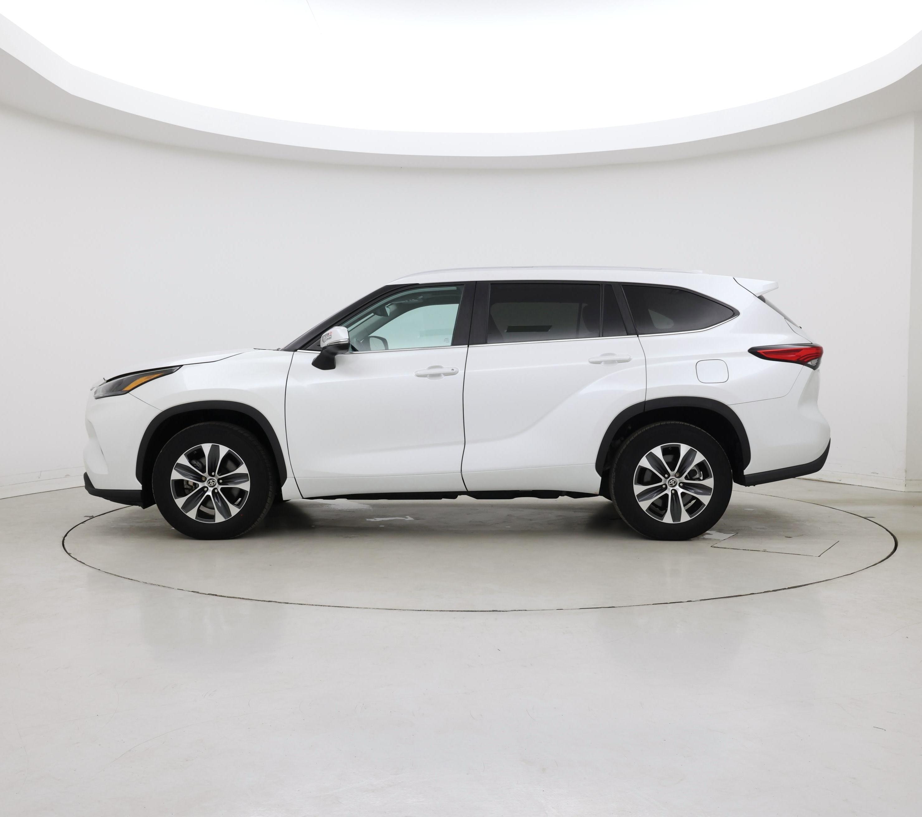 Thumbnail: 2023 Toyota Highlander - 3