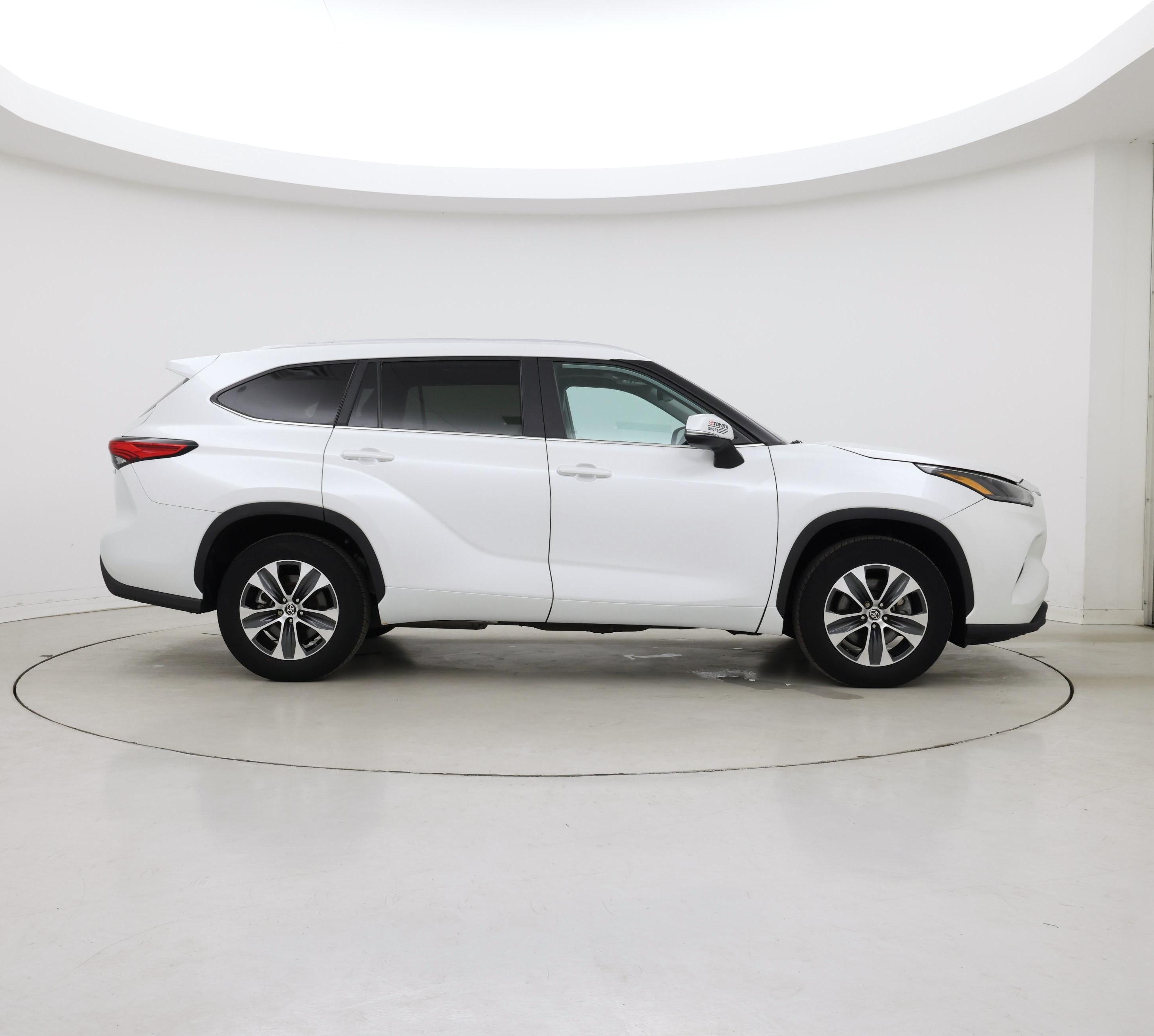 Thumbnail: 2023 Toyota Highlander - 7