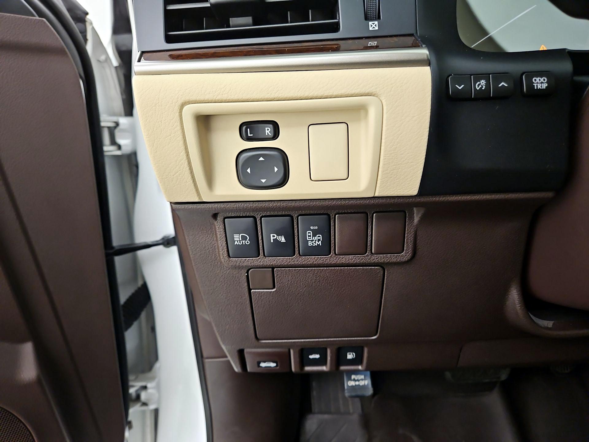 Thumbnail: 2018 Lexus ES - 13