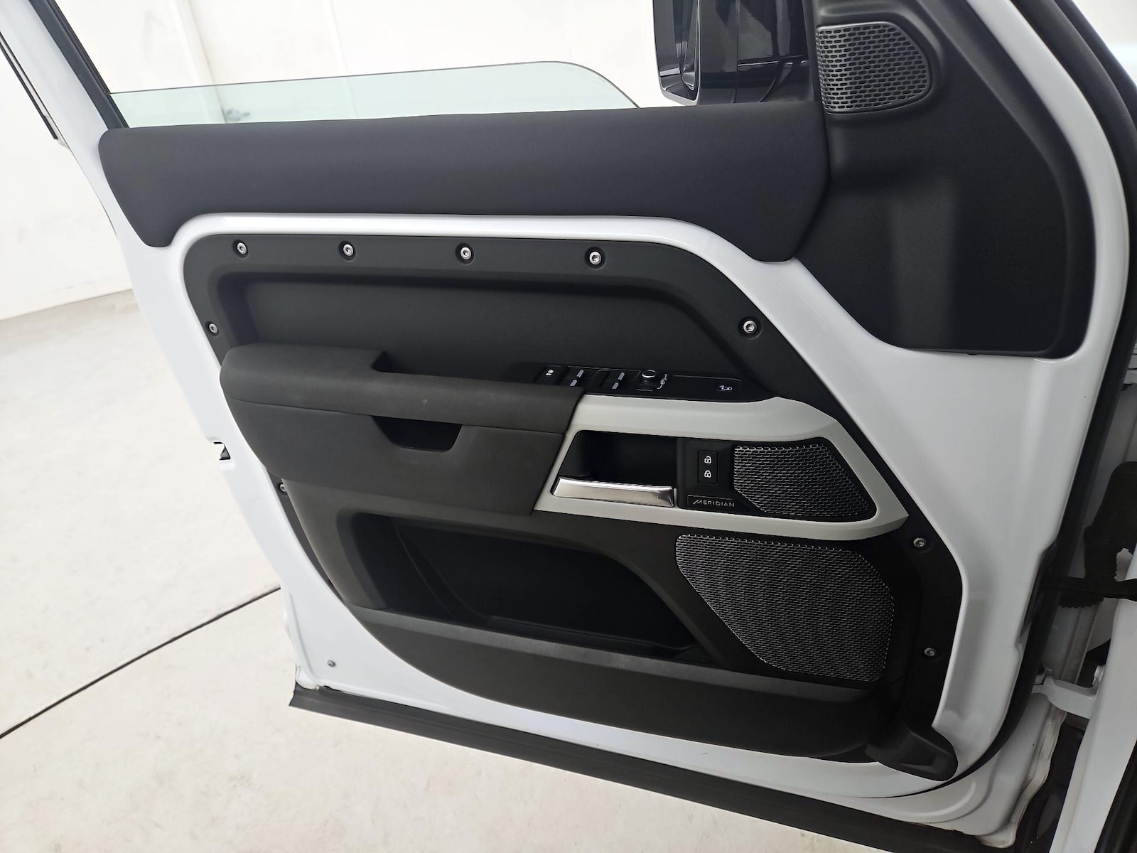 2023 Land Rover Defender S - Photo 13