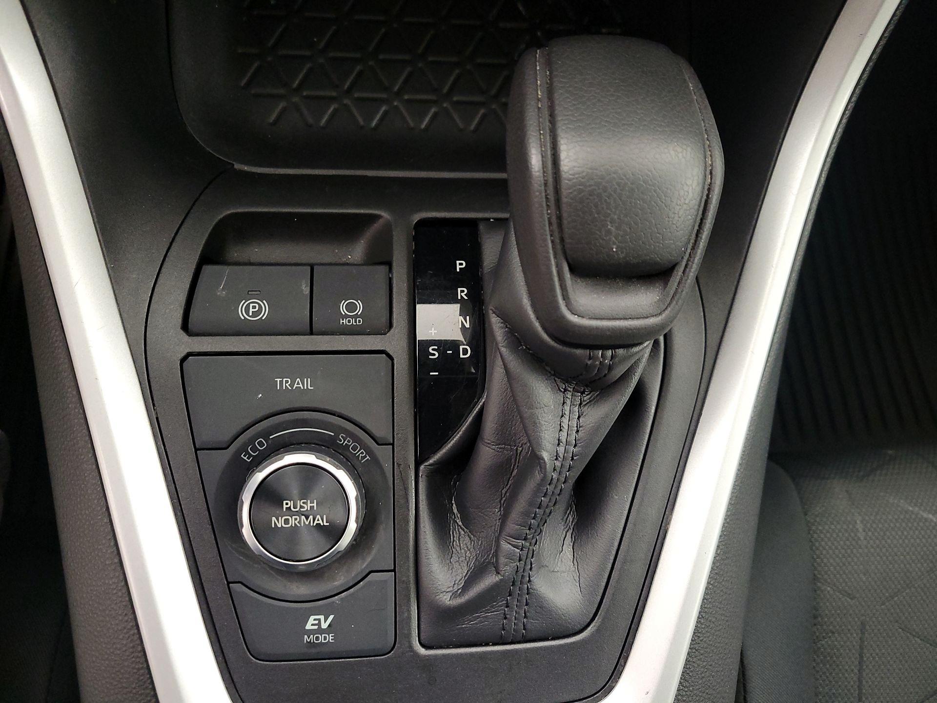 Thumbnail: 2021 Toyota RAV4 - 17