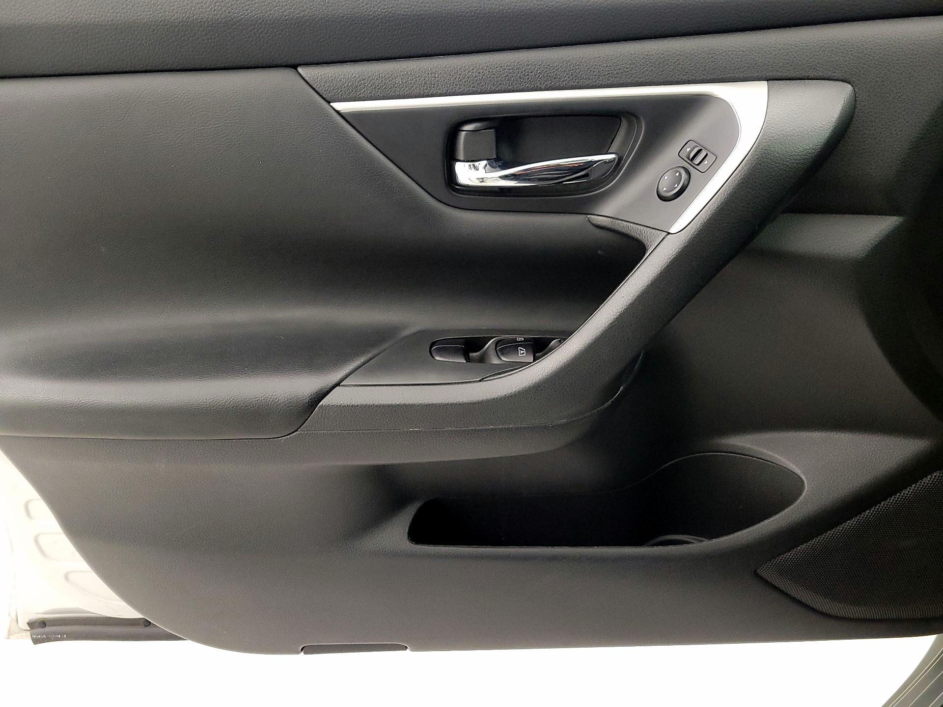 Thumbnail: 2017 Nissan Altima - 12