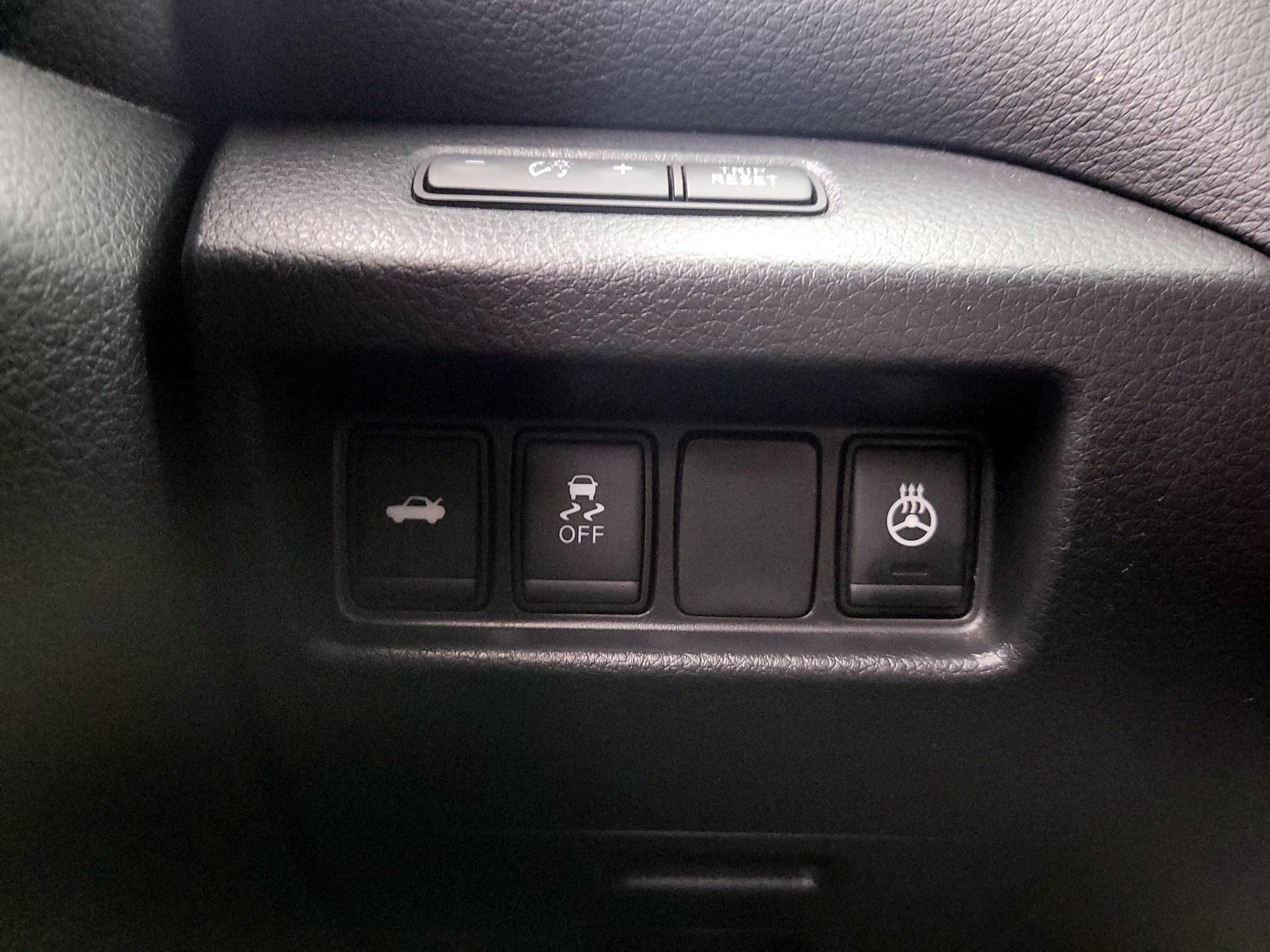 Thumbnail: 2017 Nissan Altima - 13