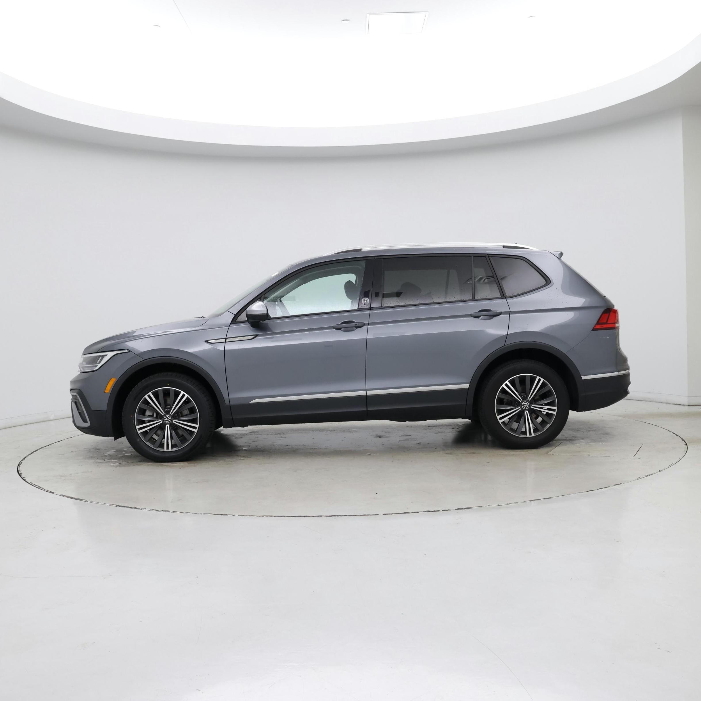 Thumbnail: 2024 Volkswagen Tiguan - 3