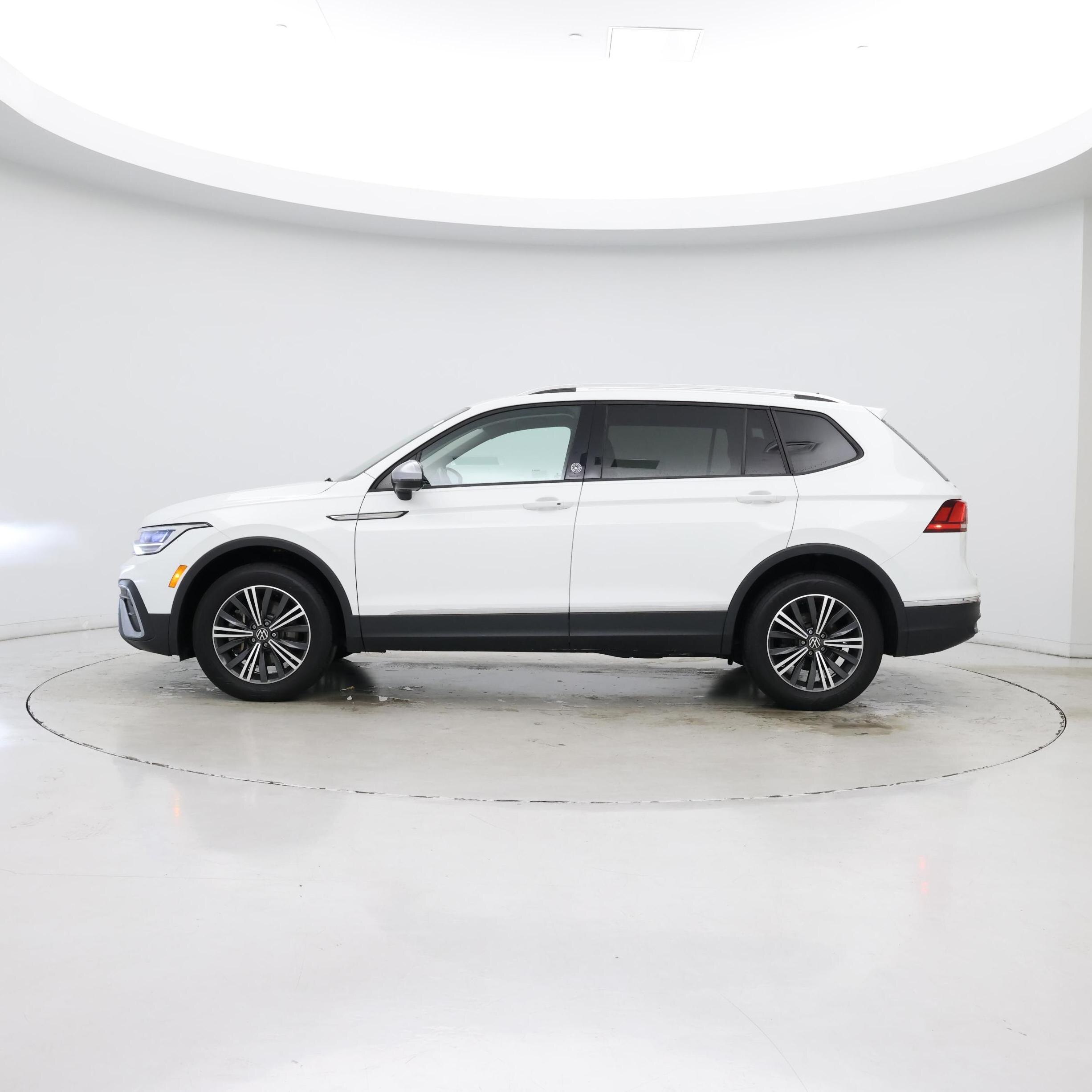 Thumbnail: 2024 Volkswagen Tiguan - 3