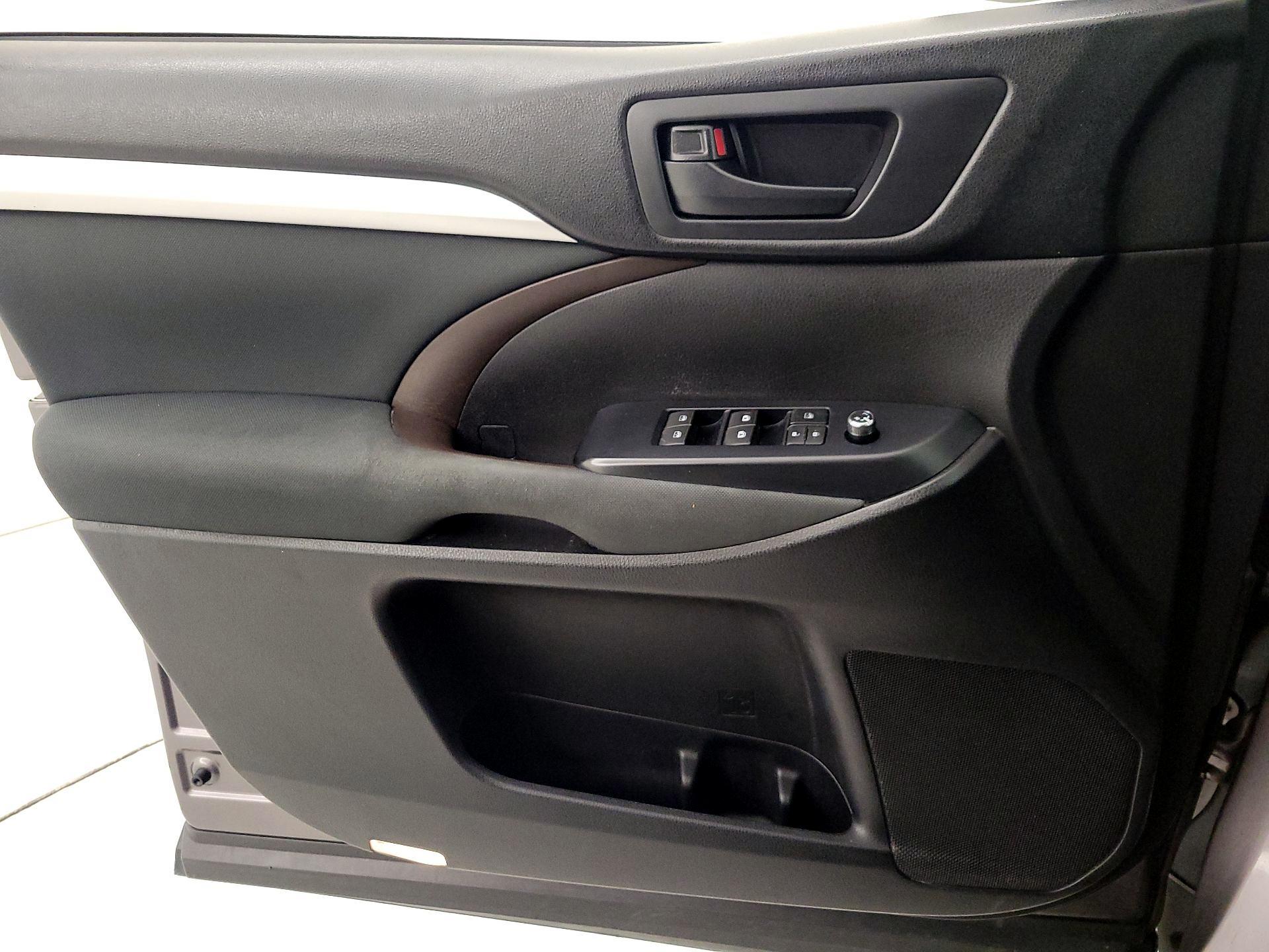 Thumbnail: 2019 Toyota Highlander - 12